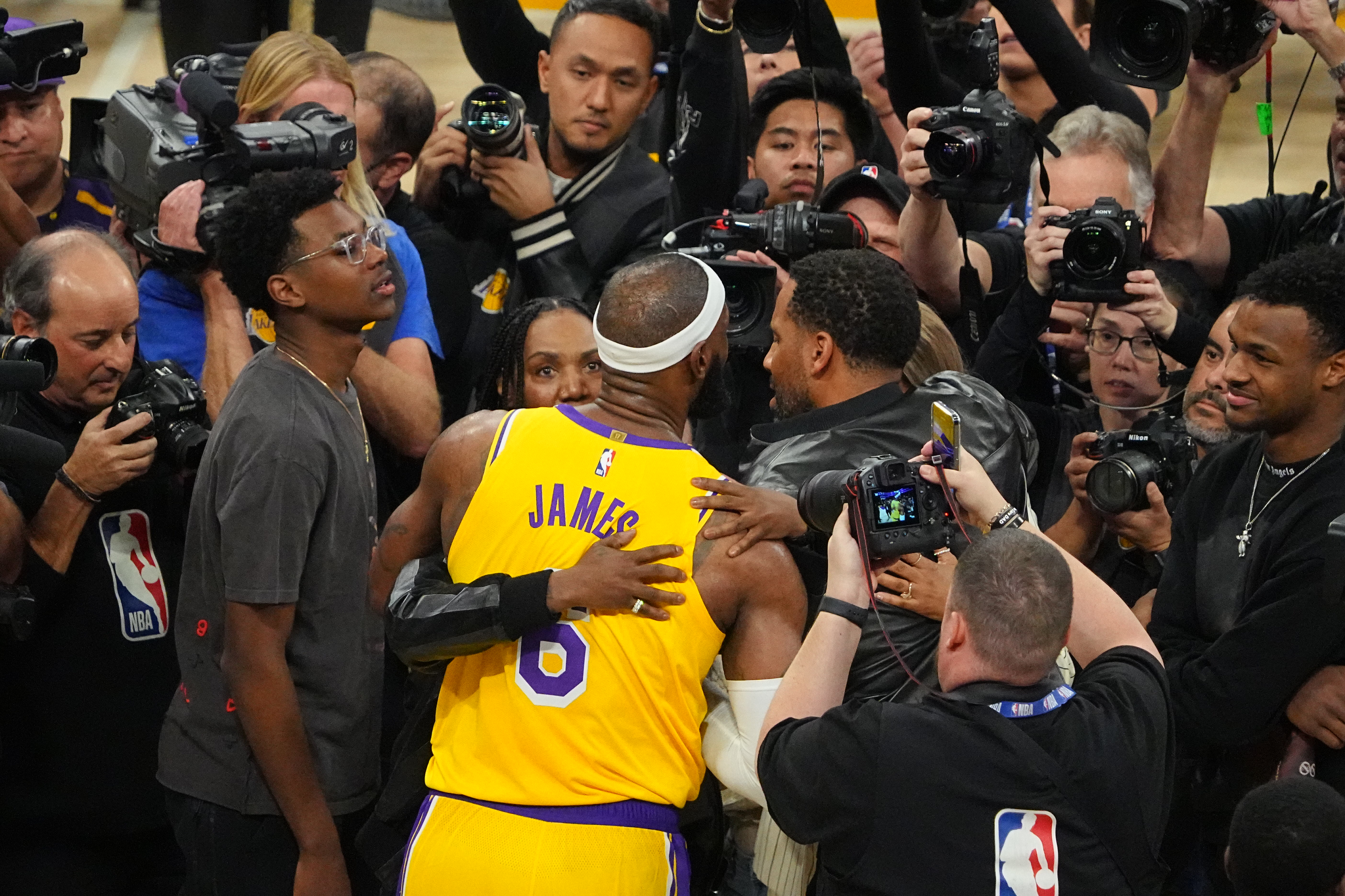 LeBron James umarmt seine Mutter Gloria James und seine Söhne, nachdem er am 7. Februar 2023 in Los Angeles, Kalifornien, Kareem Abdul-Jabbars Rekord gebrochen hat | Quelle: Getty Images