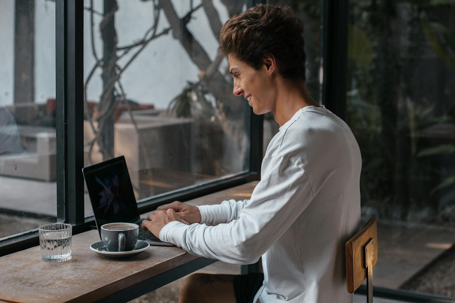 Ein Mann benutzt seinen Laptop | Quelle: Pexels