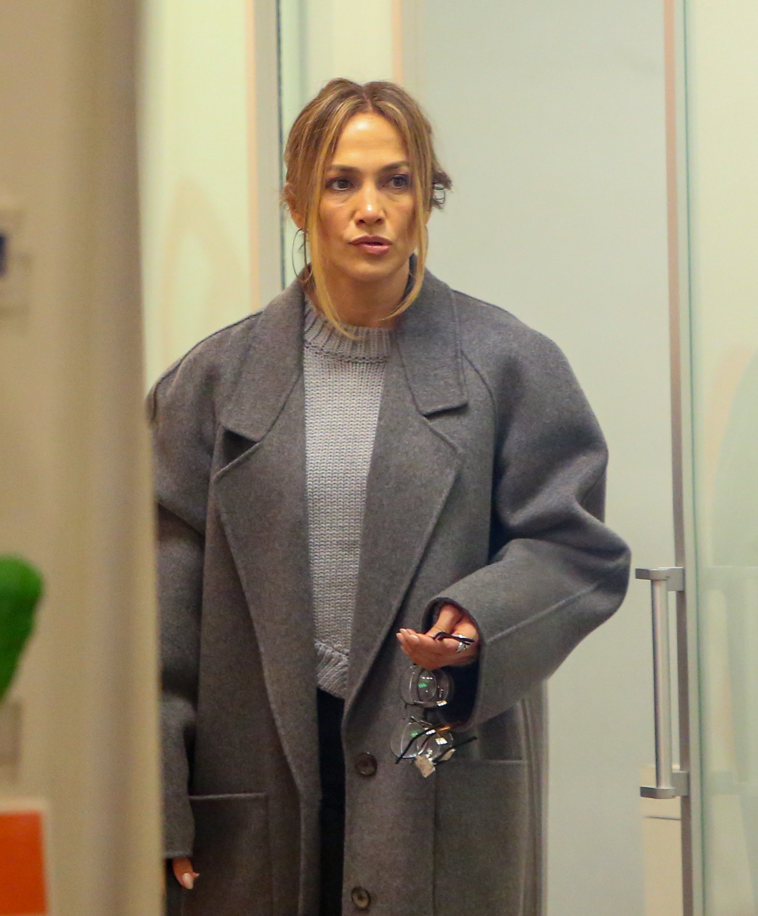 Jennifer Lopez wurde am 11. Dezember 2021 in Los Angeles, Kalifornien, gesichtet | Quelle: Getty Images