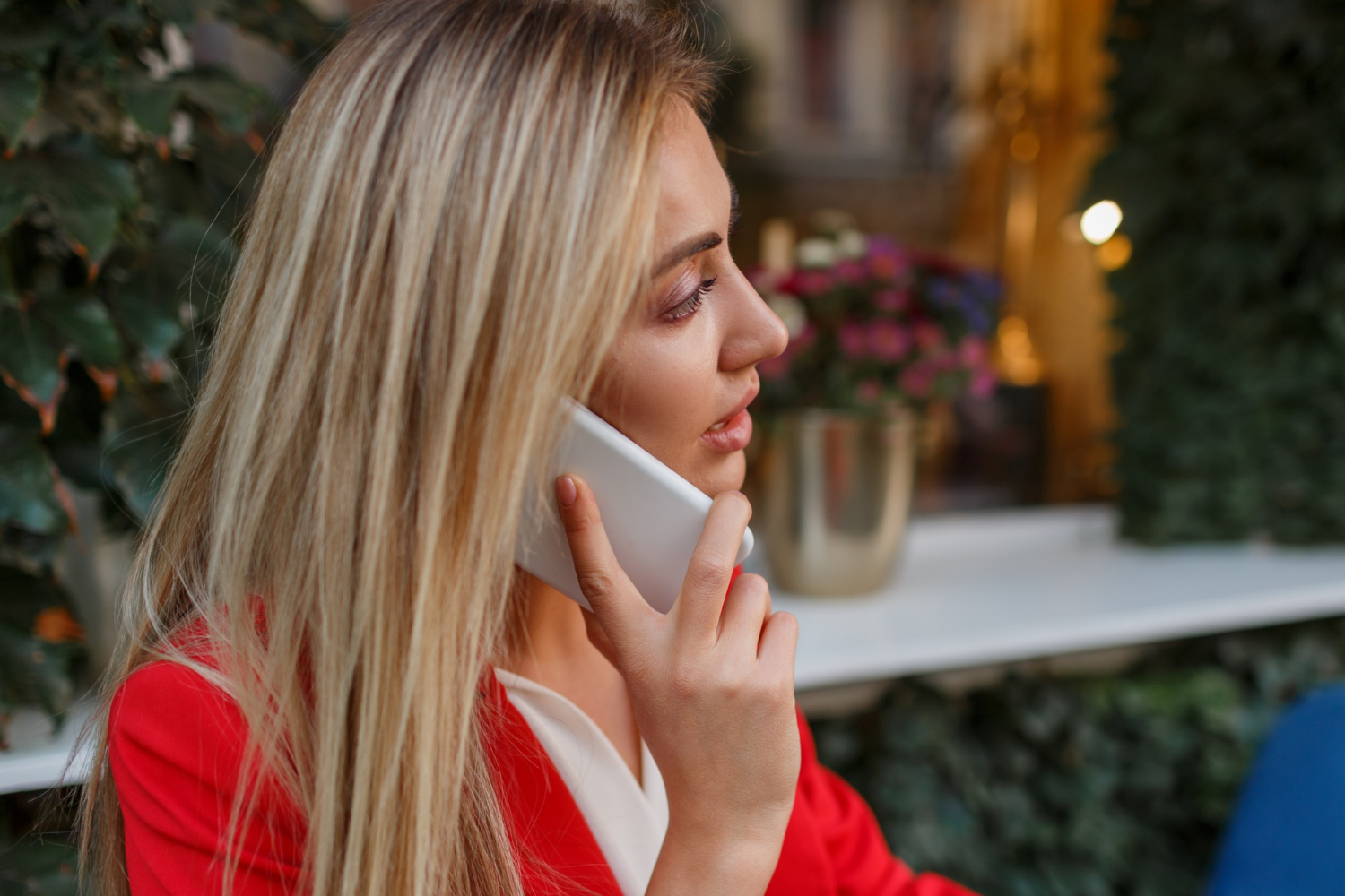 Eine Frau am Telefon, die lässig und gelangweilt aussieht | Quelle: Freepik