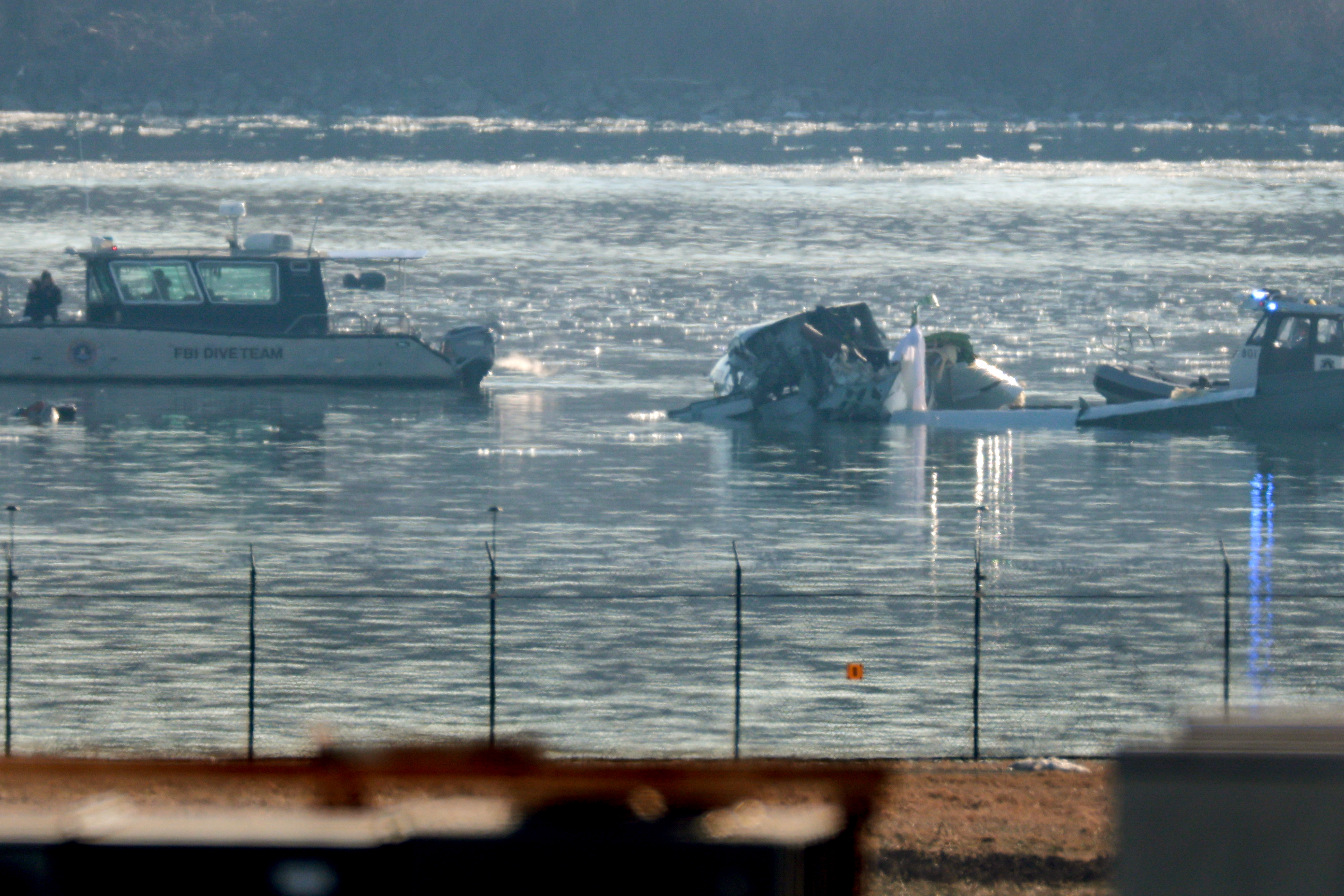 Rettungskräfte durchsuchen die Absturzstelle einer American Airlines-Maschine auf dem Potomac River nach einem Unfall beim Anflug auf den Reagan National Airport am 30. Januar 2025 | Quelle: Getty Images