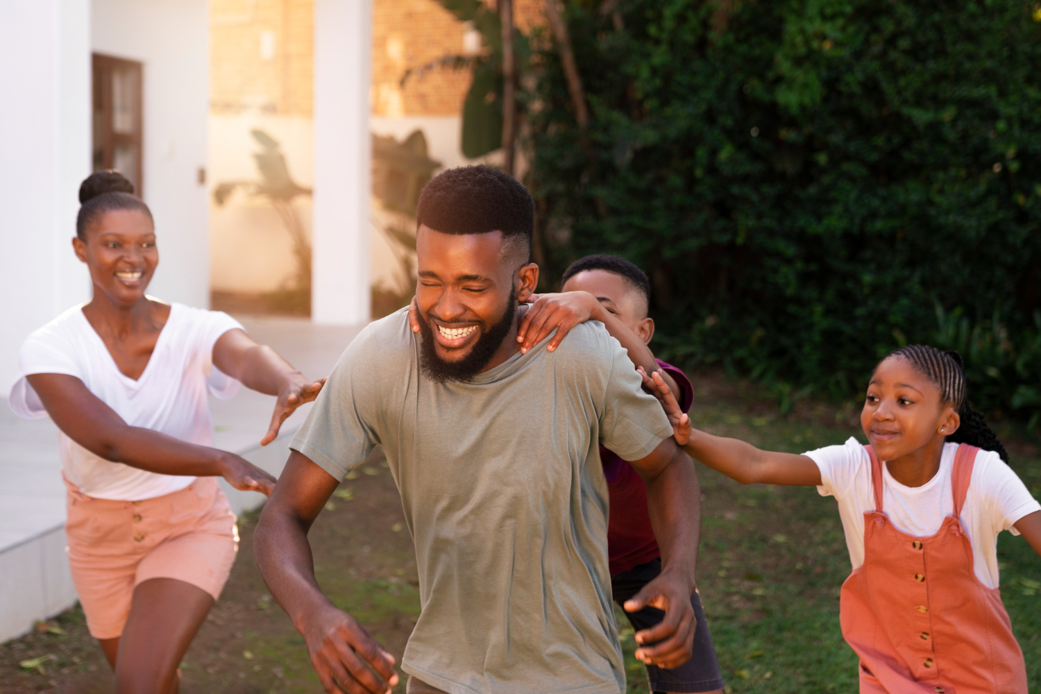 Ein glücklicher Mann mit seiner Familie | Quelle: Freepik