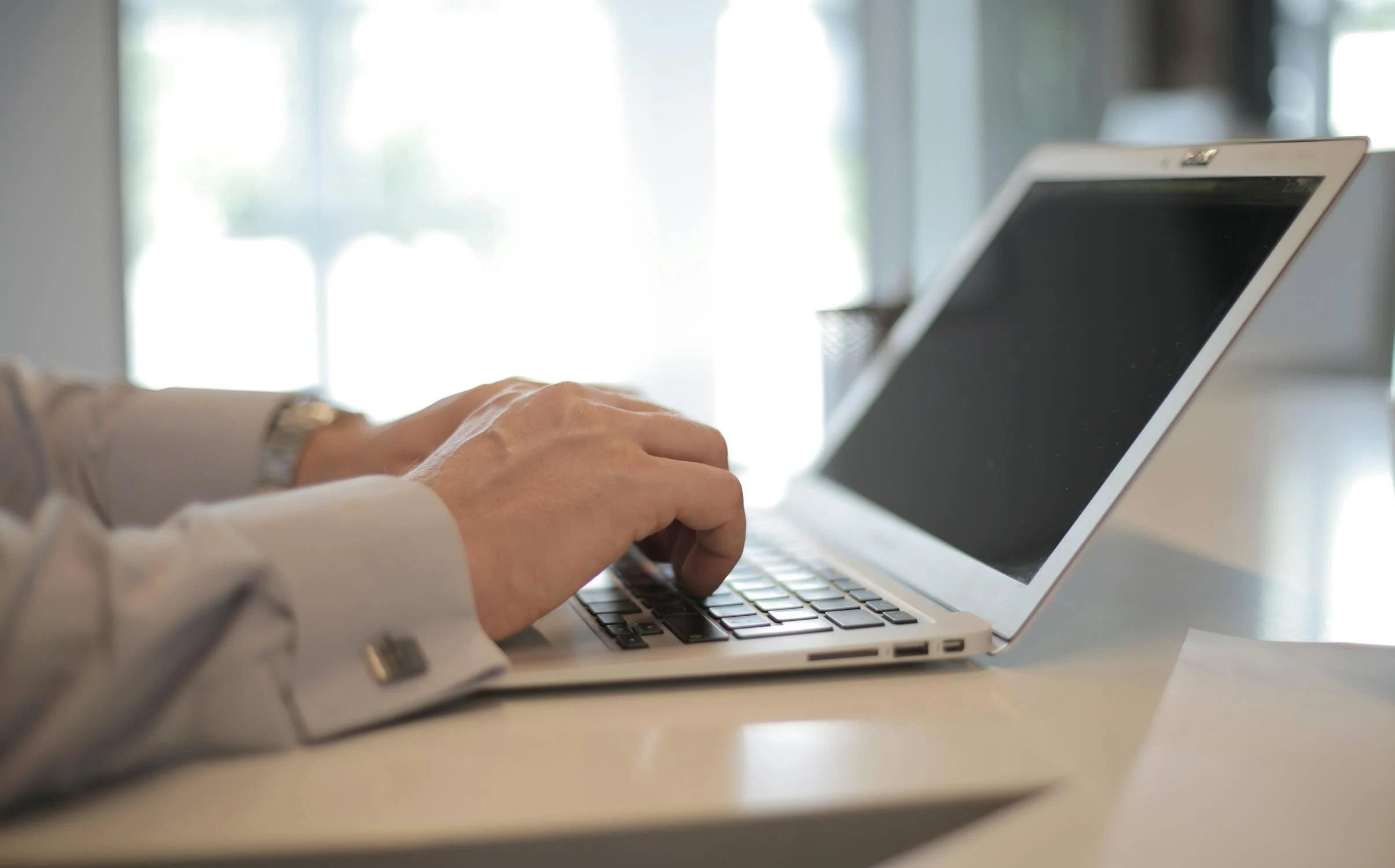 Ein Mann tippt auf seinem Laptop | Quelle: Pexels