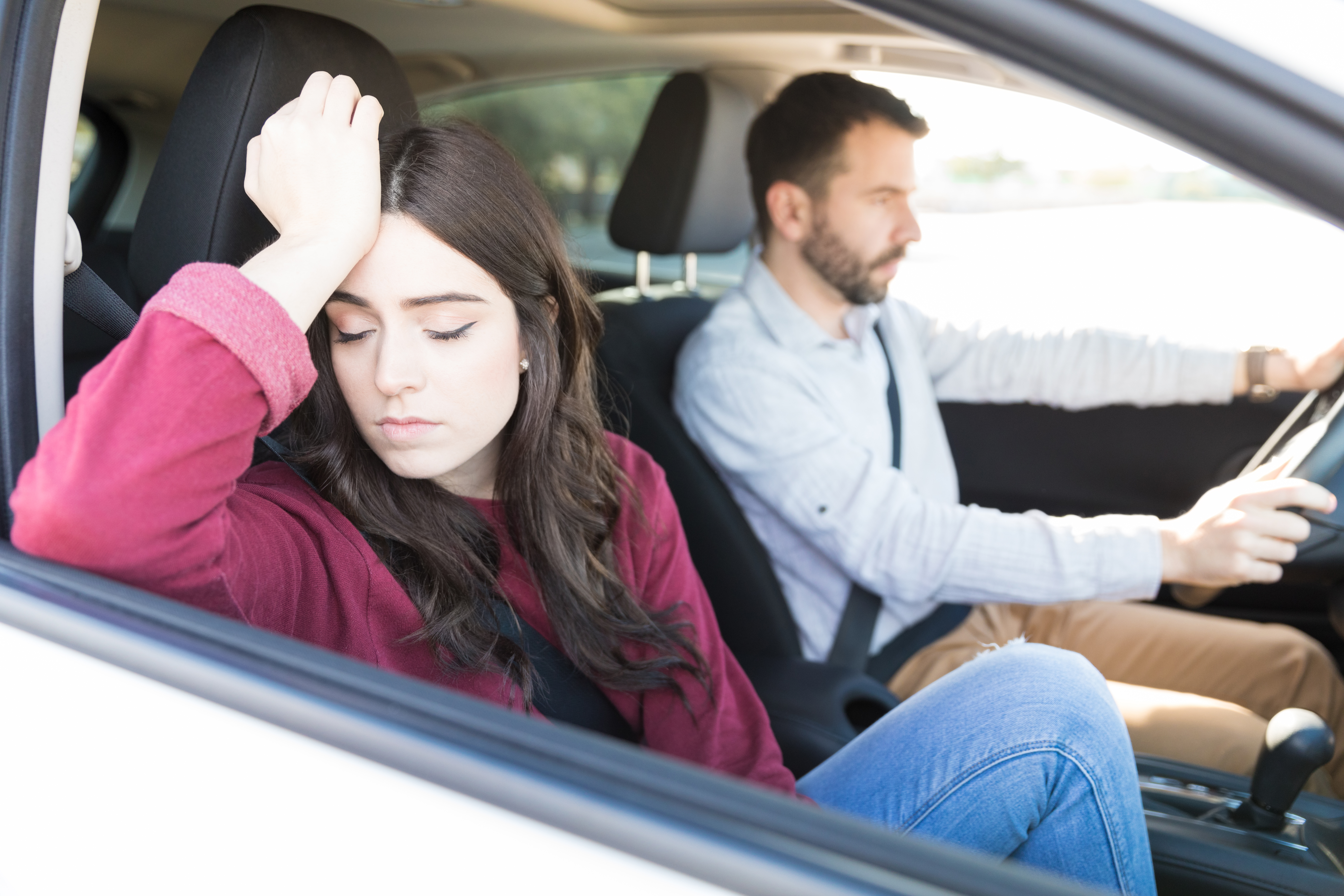 Ein streitendes Paar im Auto | Quelle: Shutterstock