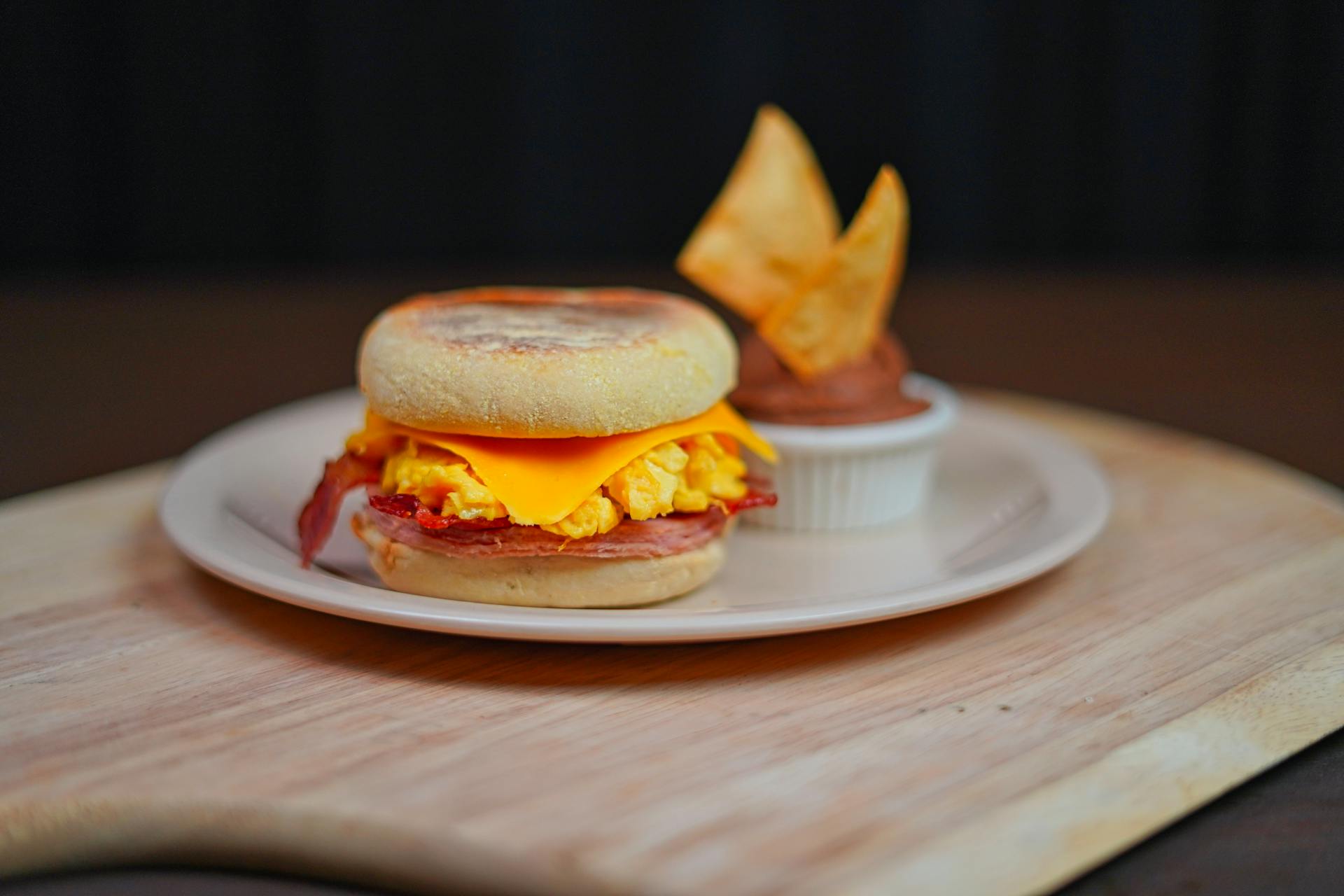 Ein Sandwich mit einem Dip auf dem Teller | Quelle: Pexels