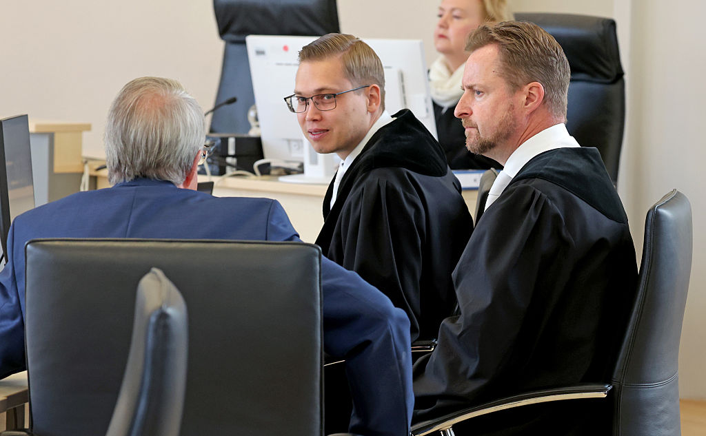 12. Juni 2026, Mecklenburg-Vorpommern, Rostock: Peter Keiper (von links nach rechts), Sachverständiger; Oliver Schley, Staatsanwalt; und Harald Nowack, Oberstaatsanwalt, im Gerichtssaal des Landgerichts vor der Fortsetzung des Mordprozesses im Fall Fabian. | Quelle: Getty Images