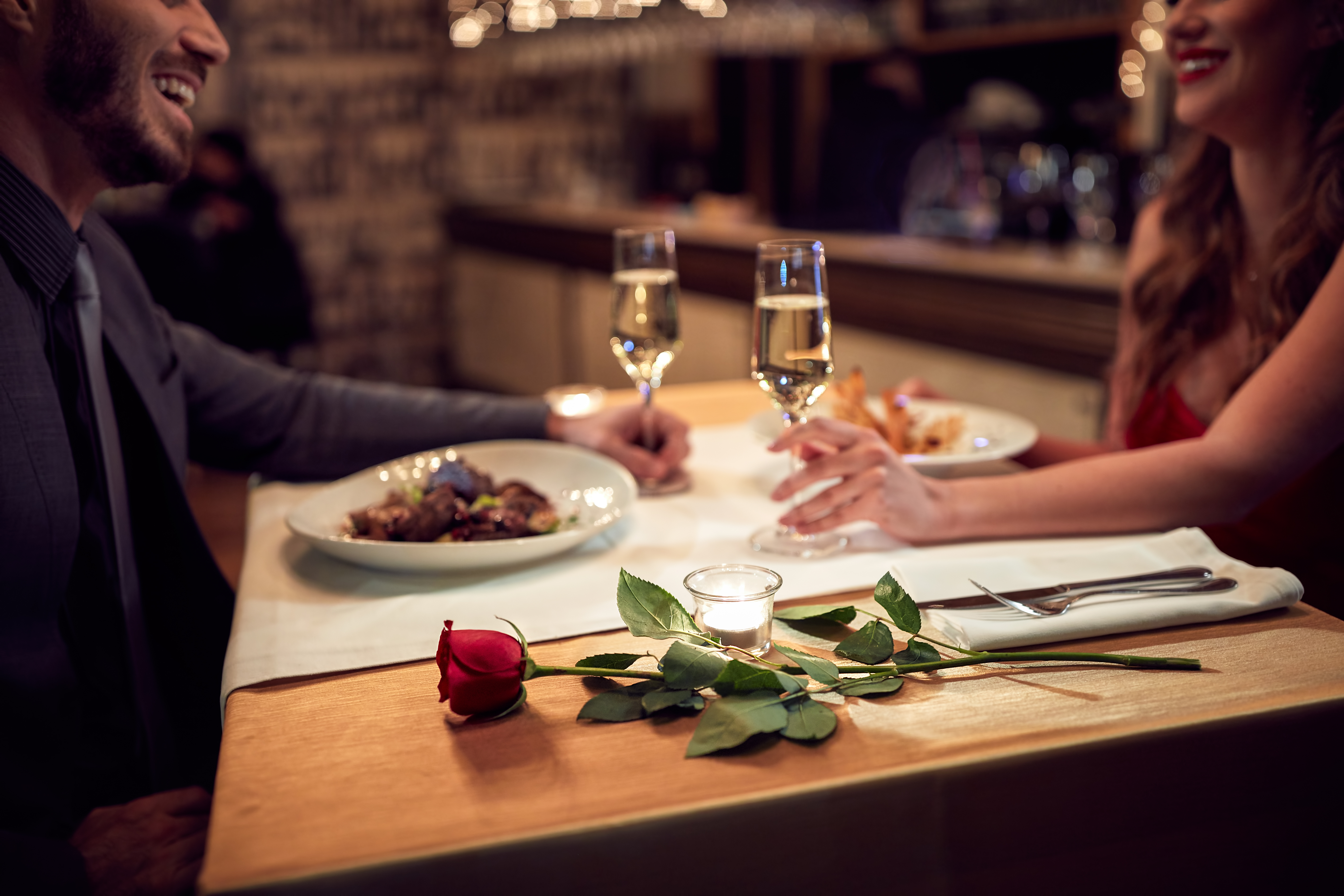 Ein Paar genießt ein romantisches Abendessen | Quelle: Shutterstock