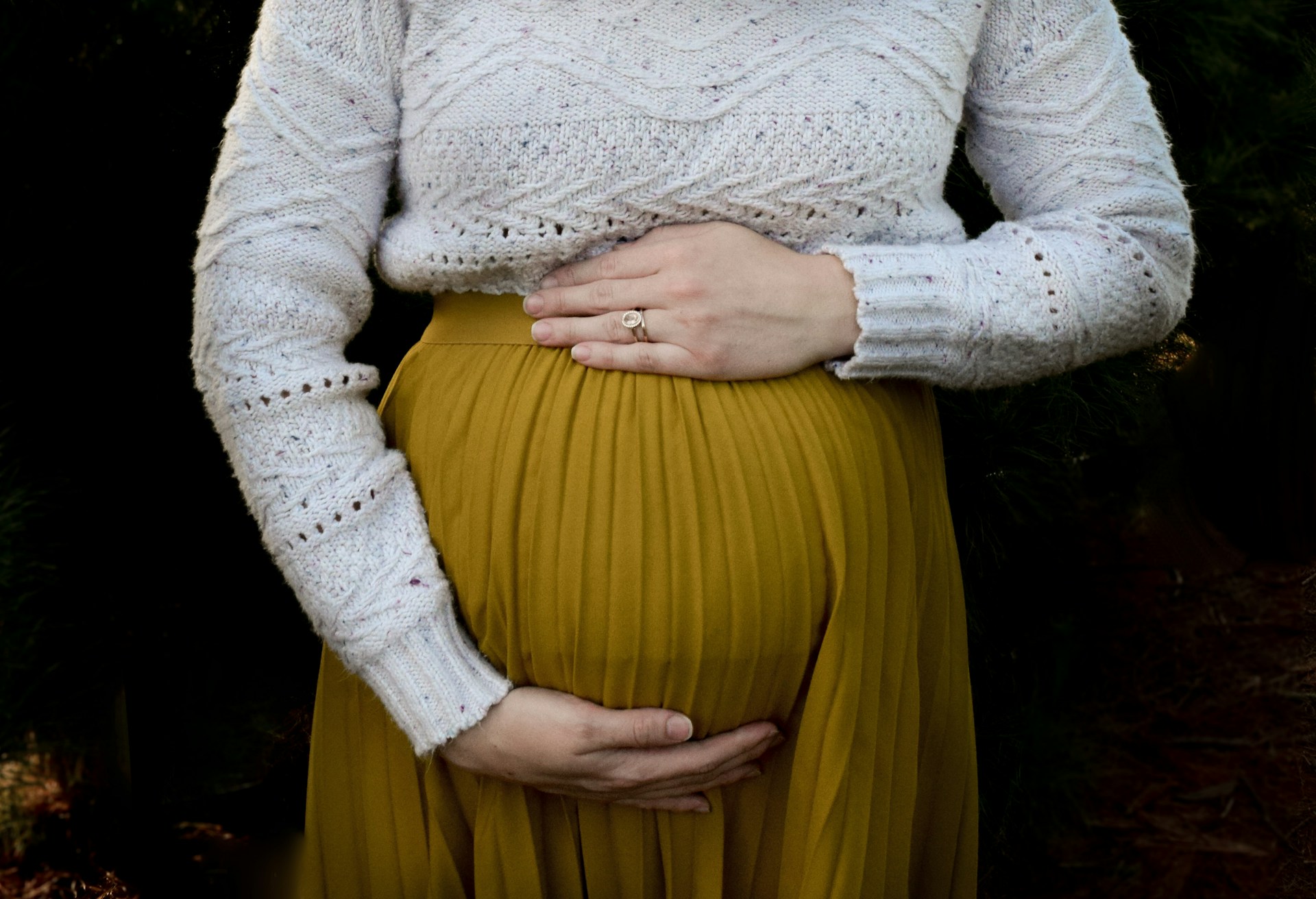 Nahaufnahme einer schwangeren Frau | Quelle: Unsplash