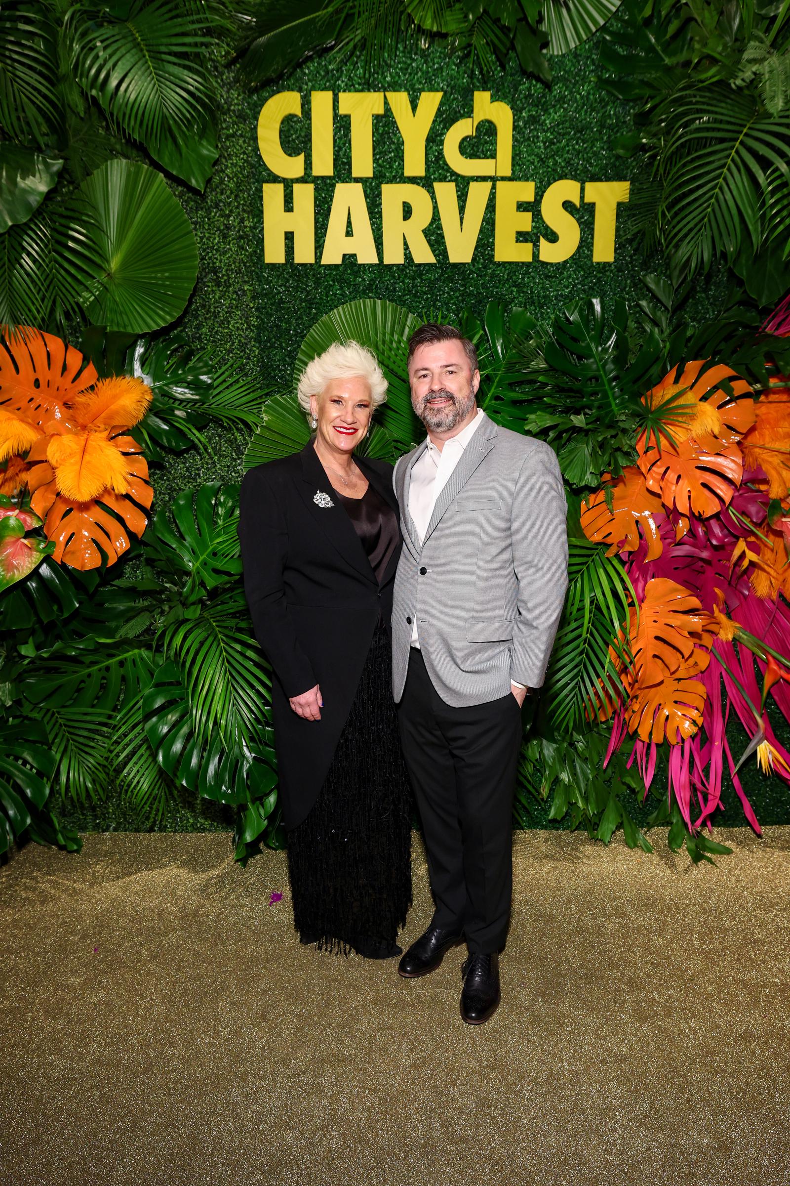 Anne Burrell und Stuart Claxton auf dem Foto im Cipriani 42nd Street am 22. April 2025 | Quelle: Getty Images