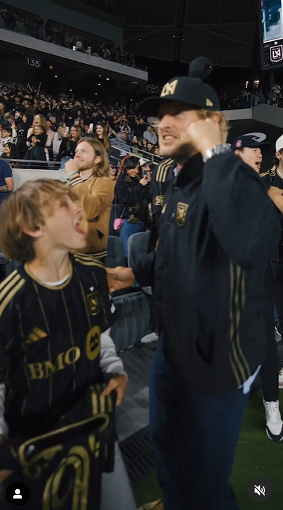 Owen Wilson und sein Sohn Ford beim Feiern in einem Video, das am 21. April 2024 geteilt wurde | Quelle: Instagram/lafc