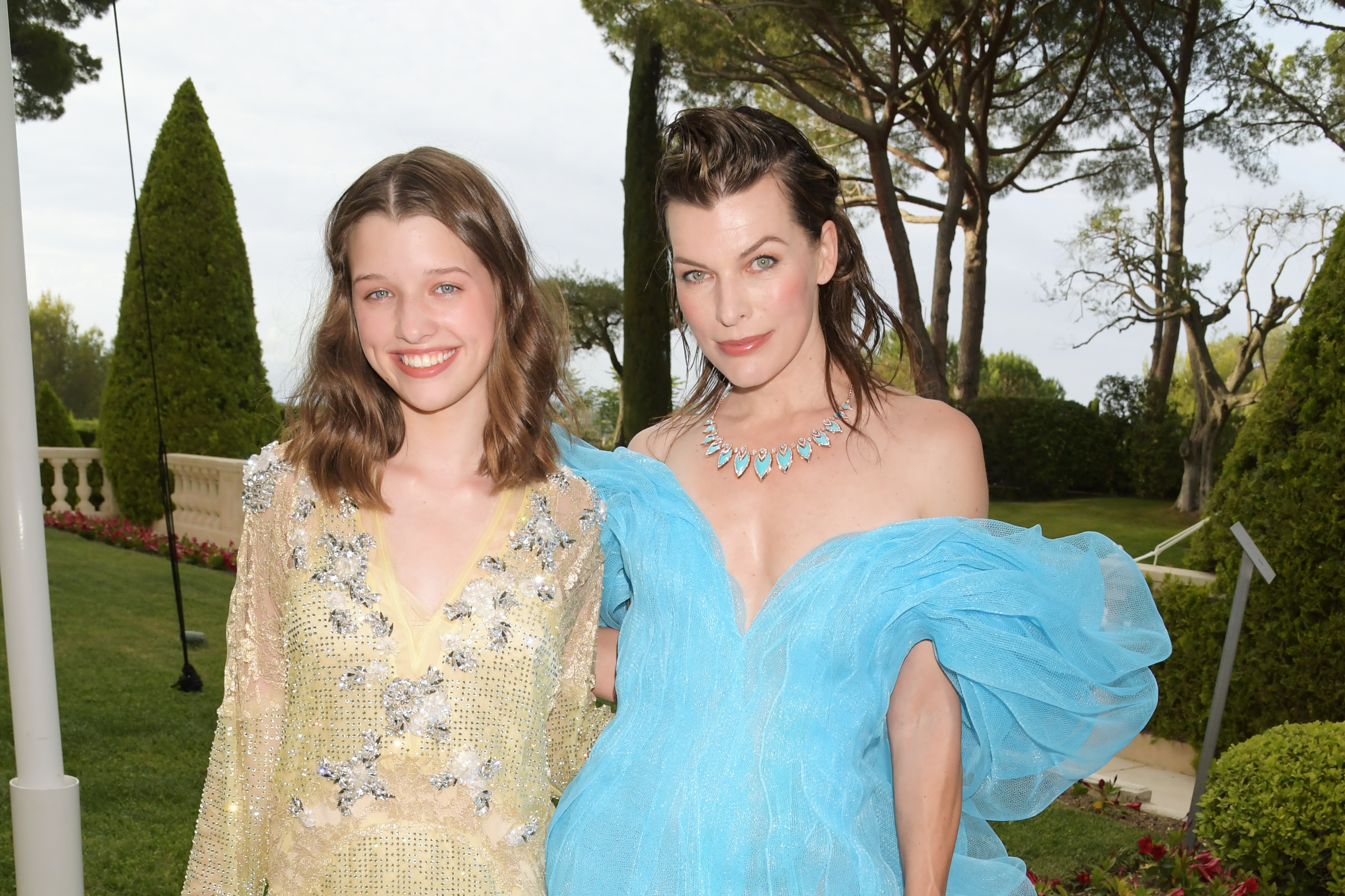 Ever Gabo Anderson und Milla Jovovich besuchen die amfAR-Gala Cannes 2022 am 26. Mai 2022 in Cap d'Antibes, Côte d'Azur | Quelle: Getty Images