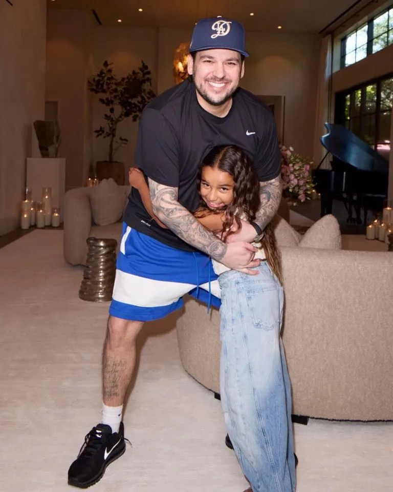 Rob Kardashian teilt einen rührenden Vater-Tochter-Moment mit Dream: Er legt seine Arme um sie, während die beiden zu Hause gemeinsam lächeln. Das Foto gibt einen seltenen Einblick in ihre enge Bindung und das kleine Mädchen, das er als seine oberste Priorität bezeichnet hat. | Quelle: Instagram/kimkardashian.