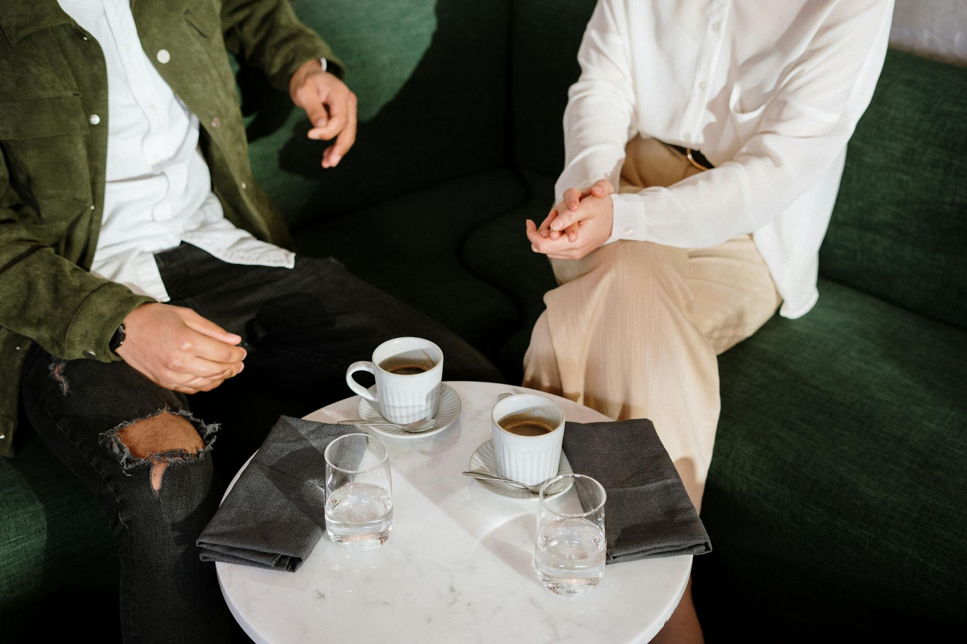 Ein Paar sitzt zusammen und trinkt Kaffee | Quelle: Pexels