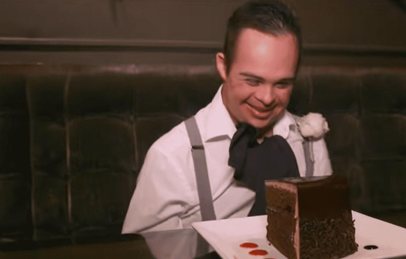 Daniel Rivas genießt Kuchen im Bistro 57 im Aliante Casino. | Quelle: Youtube.com/FOX5 Las Vegas