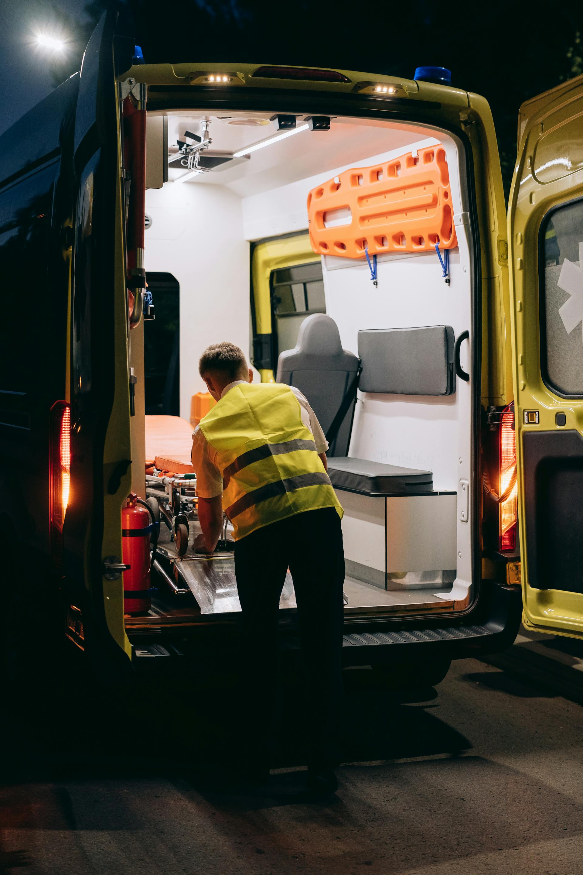 Der hintere Teil eines Krankenwagens | Quelle: Pexels