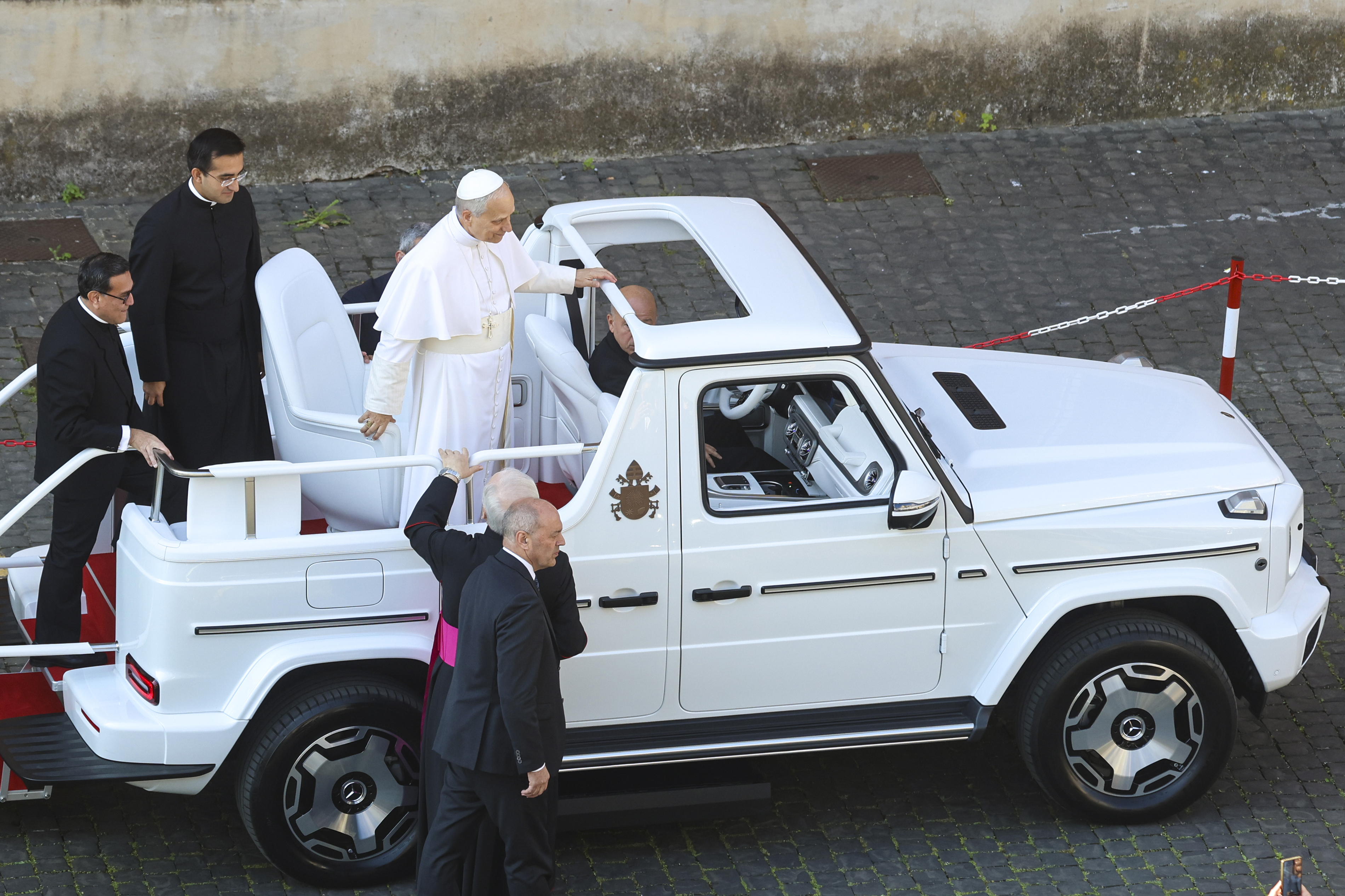 Papst Leo XIV. steigt in das Papamobil, bevor er am 18. Mai 2025 den Petersplatz betritt. | Quelle: Getty Images