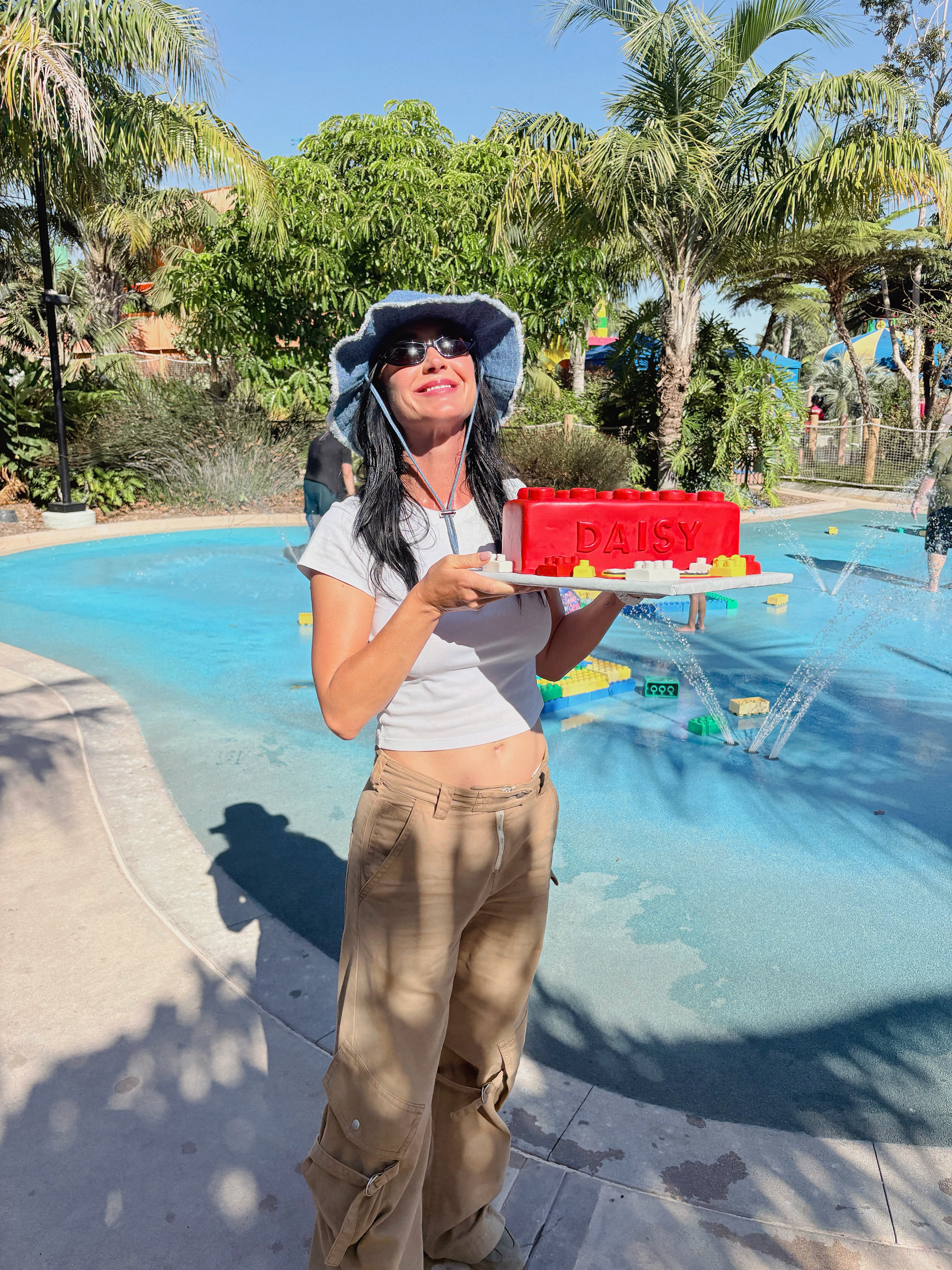 Perry entschied sich für LEGOLAND California, um Daisys runden Geburtstag zu feiern, und machte den Anlass so zu einem ganz besonderen Erlebnis. Die Sängerin versah ihren Beitrag vom 25. August mit dem verspielten Kommentar: „Daisy Dove ist 6, legooooooo!“ | Quelle: Instagram/katyperry