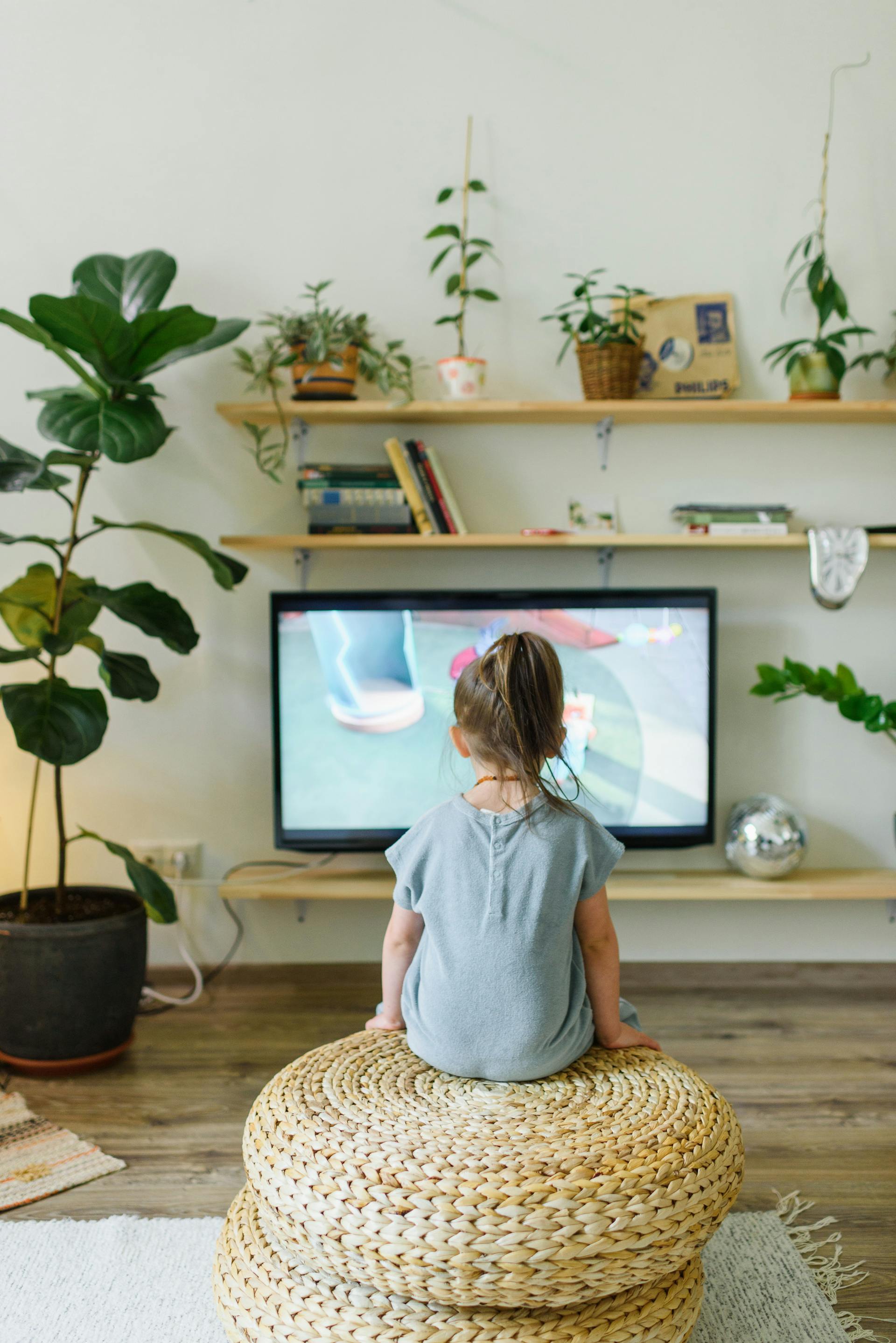 Ein Kind vor dem Fernseher | Quelle: Pexels