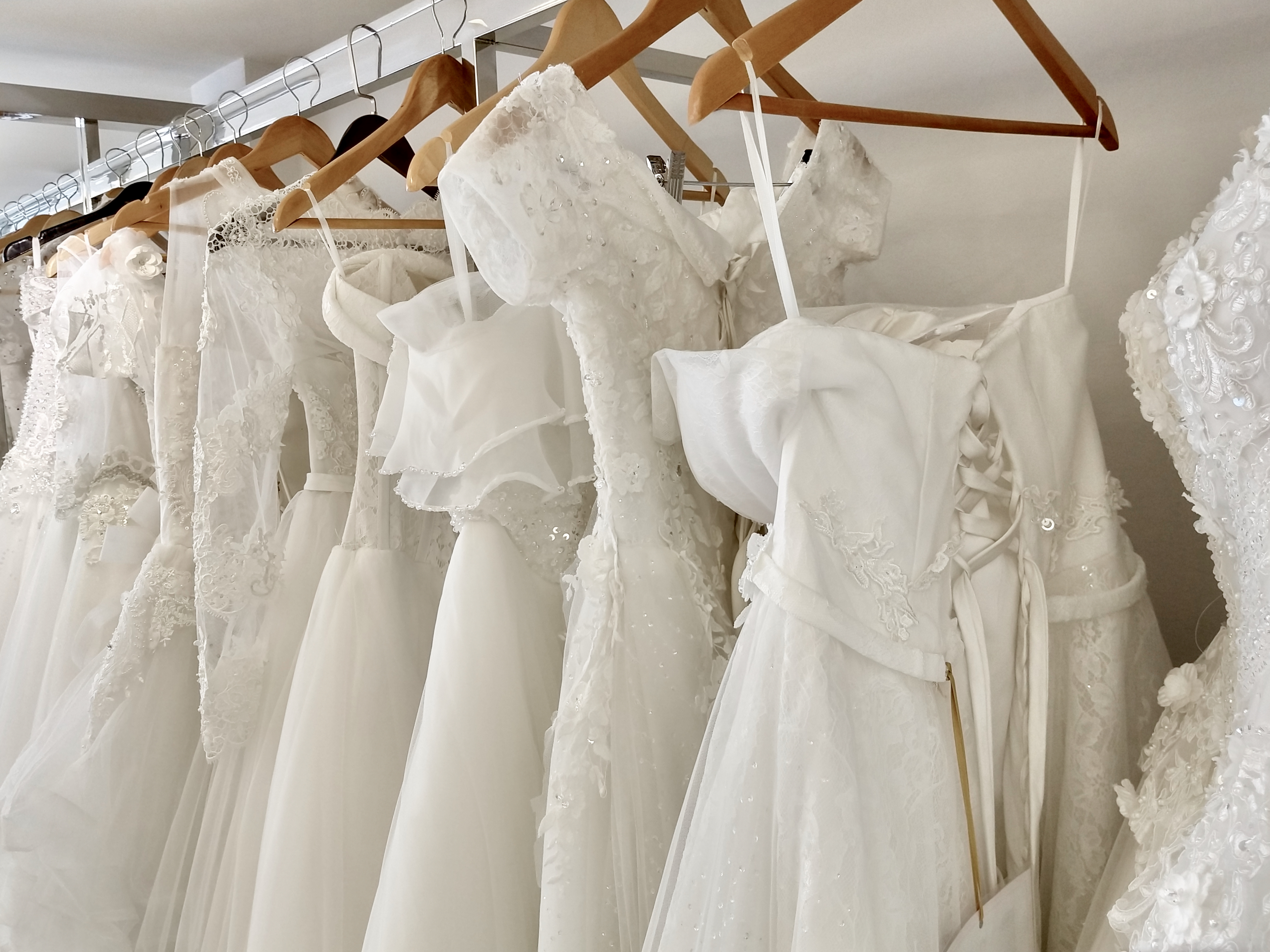Brautkleider auf dem Ständer | Quelle: Getty Images