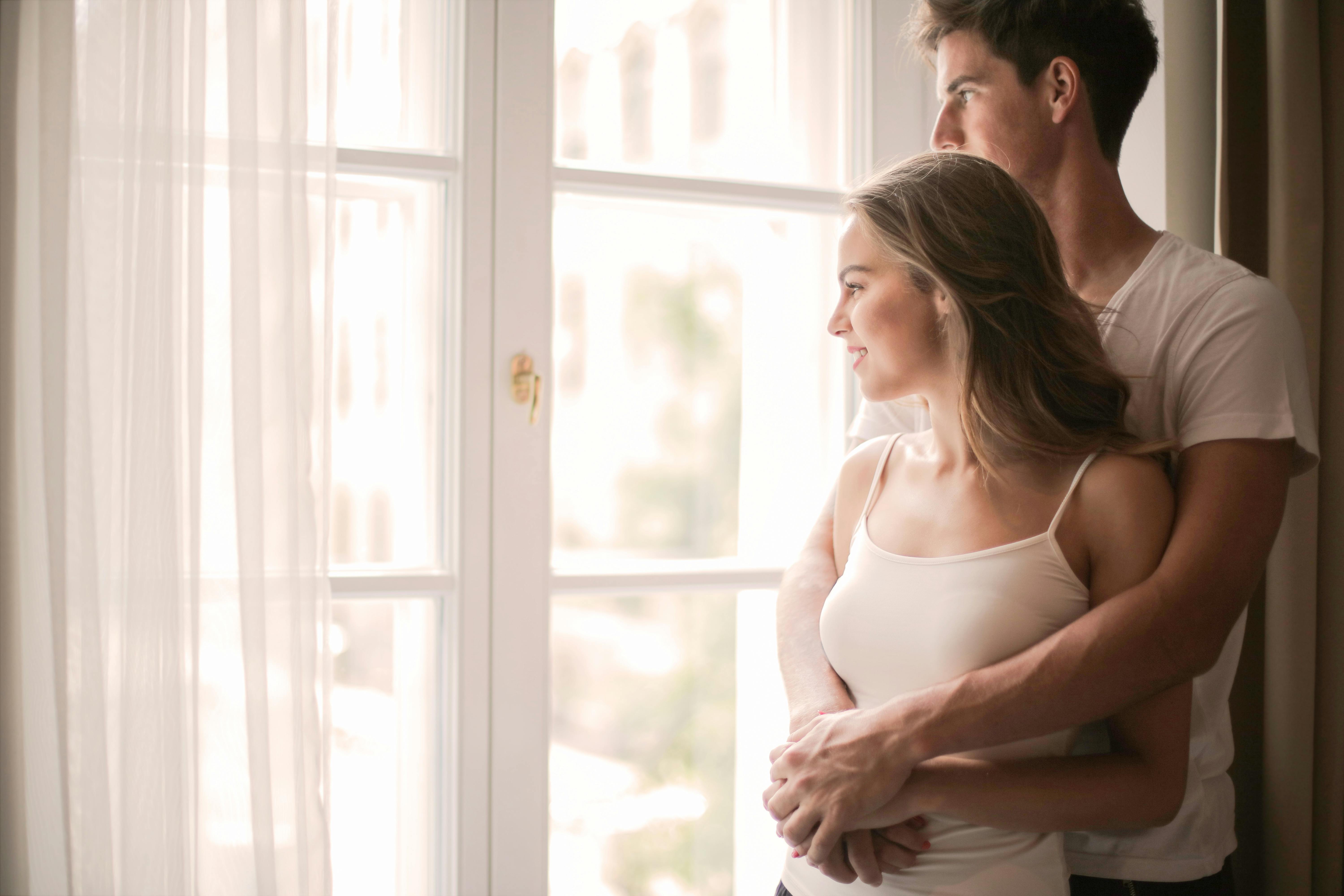 Pärchen vor dem Fenster | Quelle: Pexels