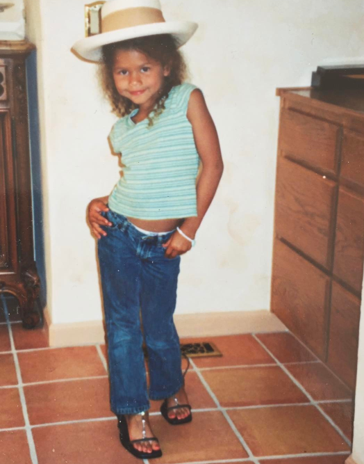 Manche Aspekte ihrer Kindheit deuteten darauf hin, dass sie das rohe Talent hatte, ein Weltstar zu werden. Auf diesem Foto posierte sie mit einem Cowboyhut im Wohnzimmer für ein Nostalgie-Bild, das am 6. März 2017 hochgeladen wurde. | Quelle: Instagram/zendaya