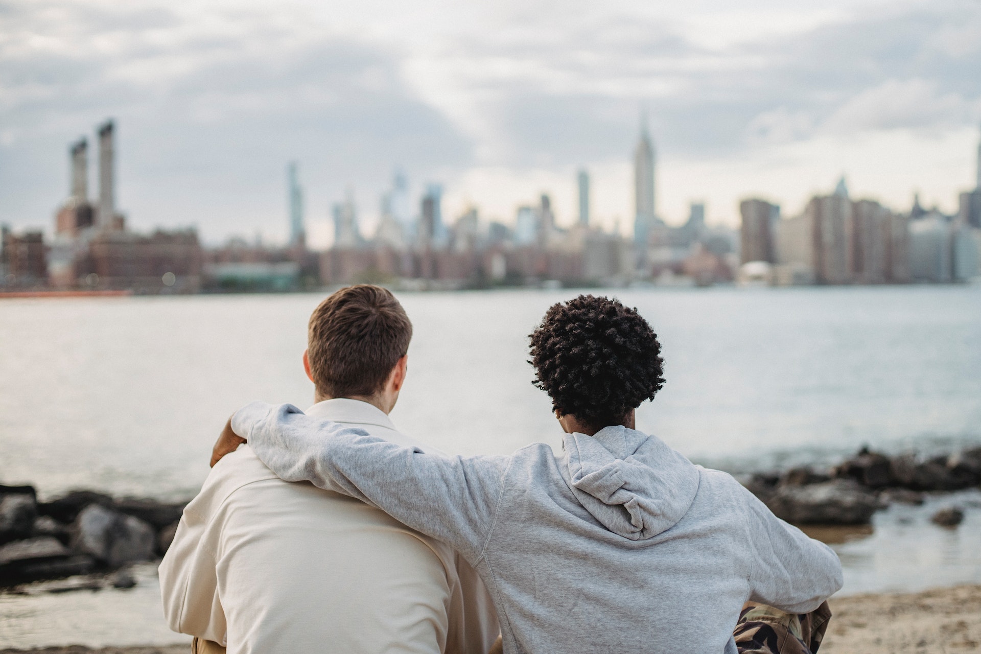 Zwei Männer mit Blick auf die Skyline | Quelle: Pexels