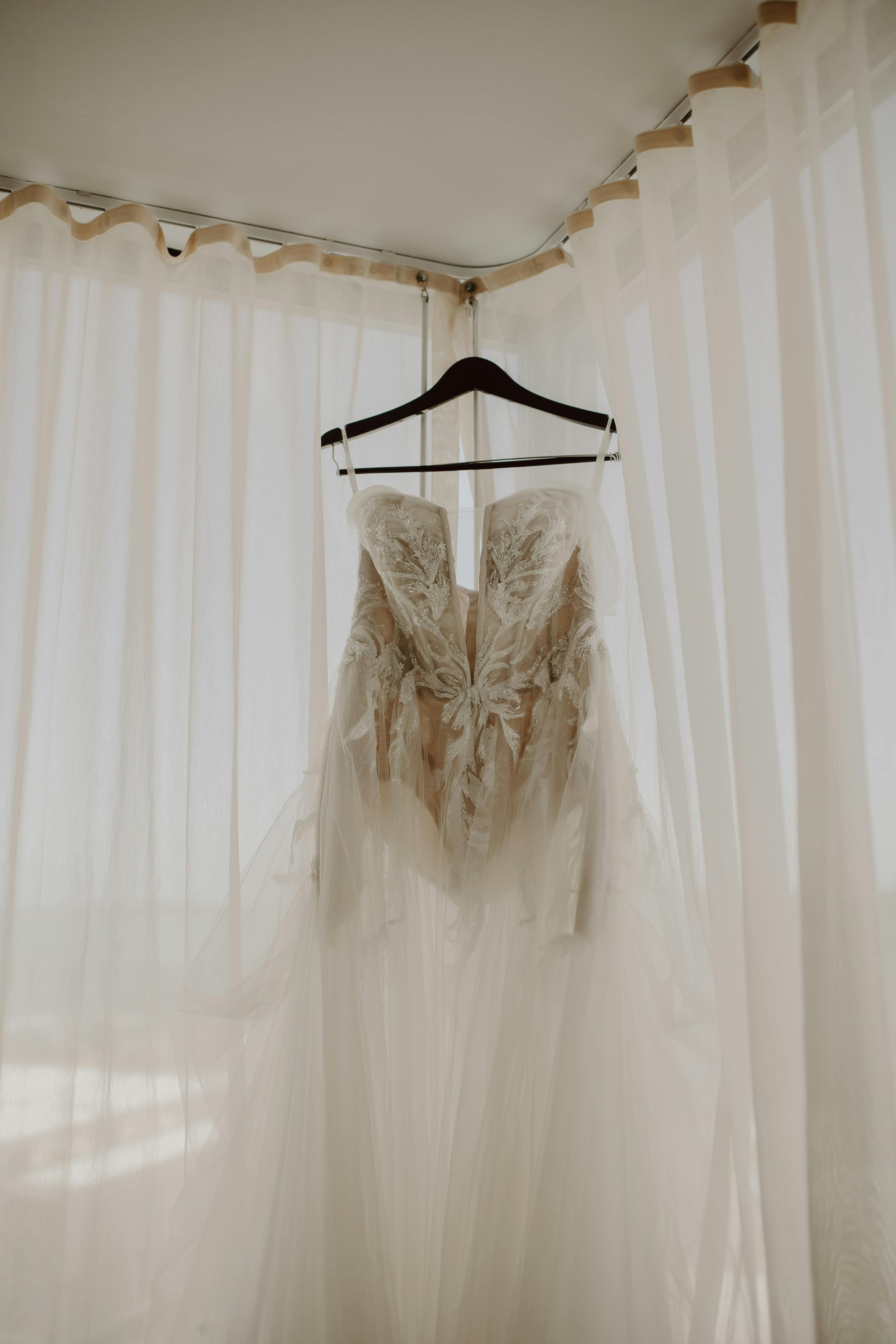Nur zu Illustrationszwecken. Hochzeitskleid auf einem Kleiderbügel | Quelle: Pexels