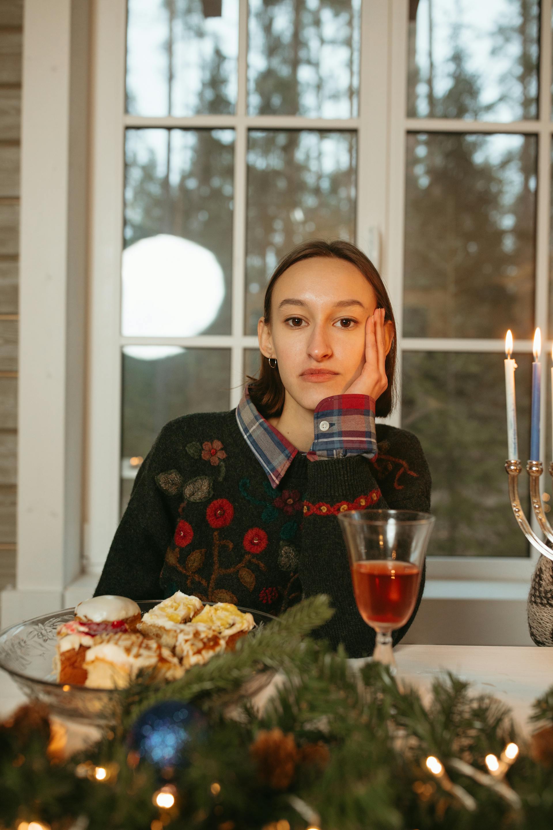 Eine Frau sitzt an einem Tisch mit einem Teller | Quelle: Pexels