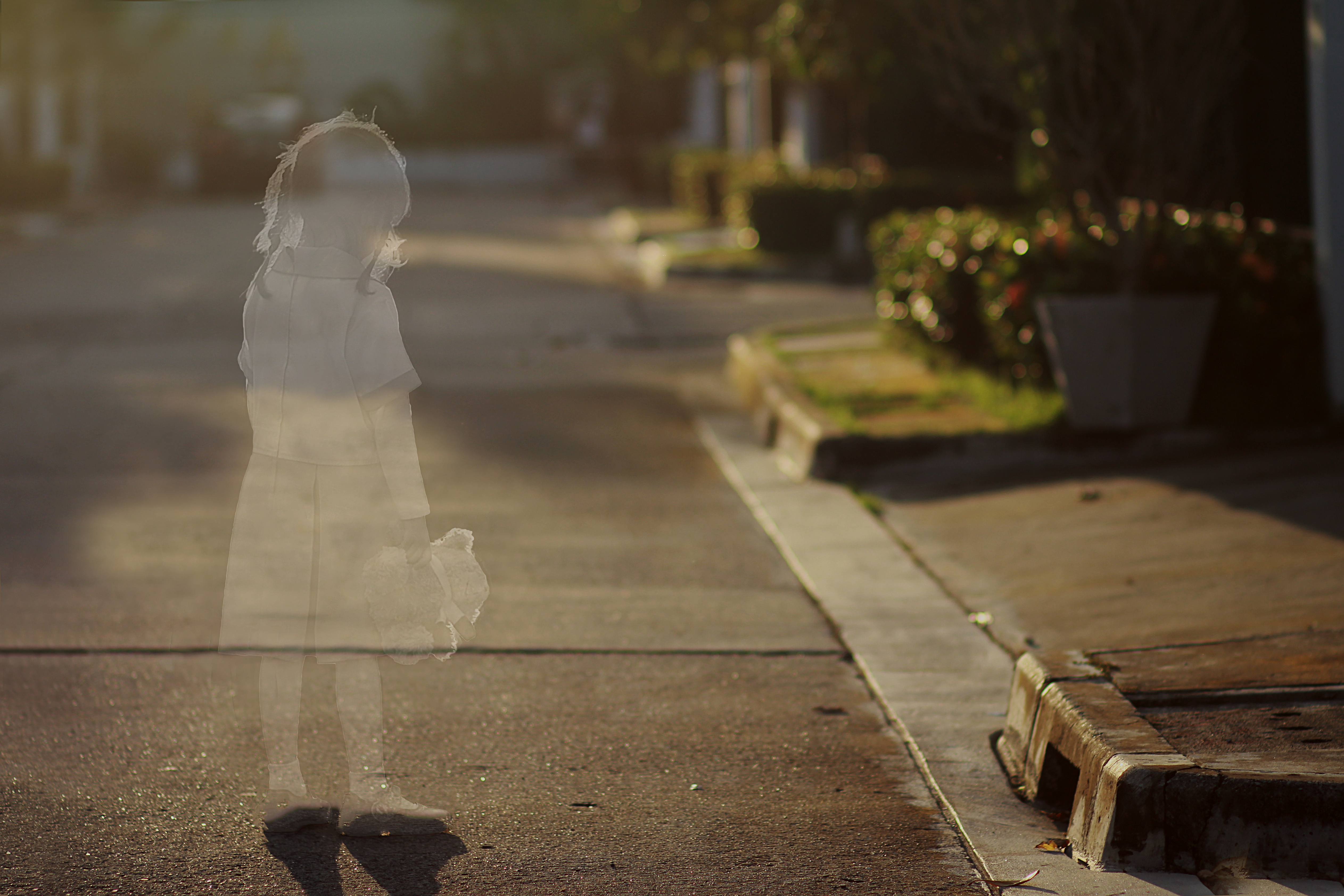 Die Silhoutte eines kleinen Mädchens. | Quelle: Shutterstock