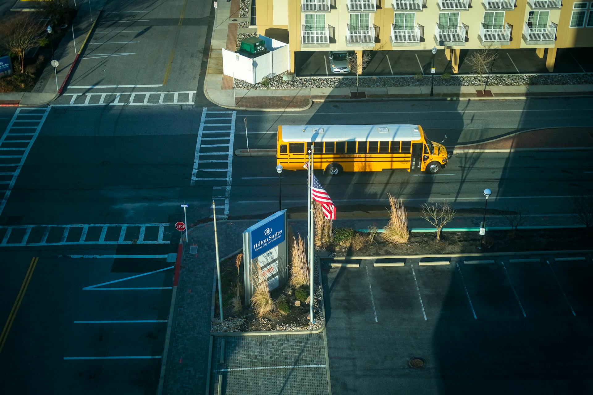 Eine Luftaufnahme eines Schulbusses auf einer Straße | Quelle: Pexels