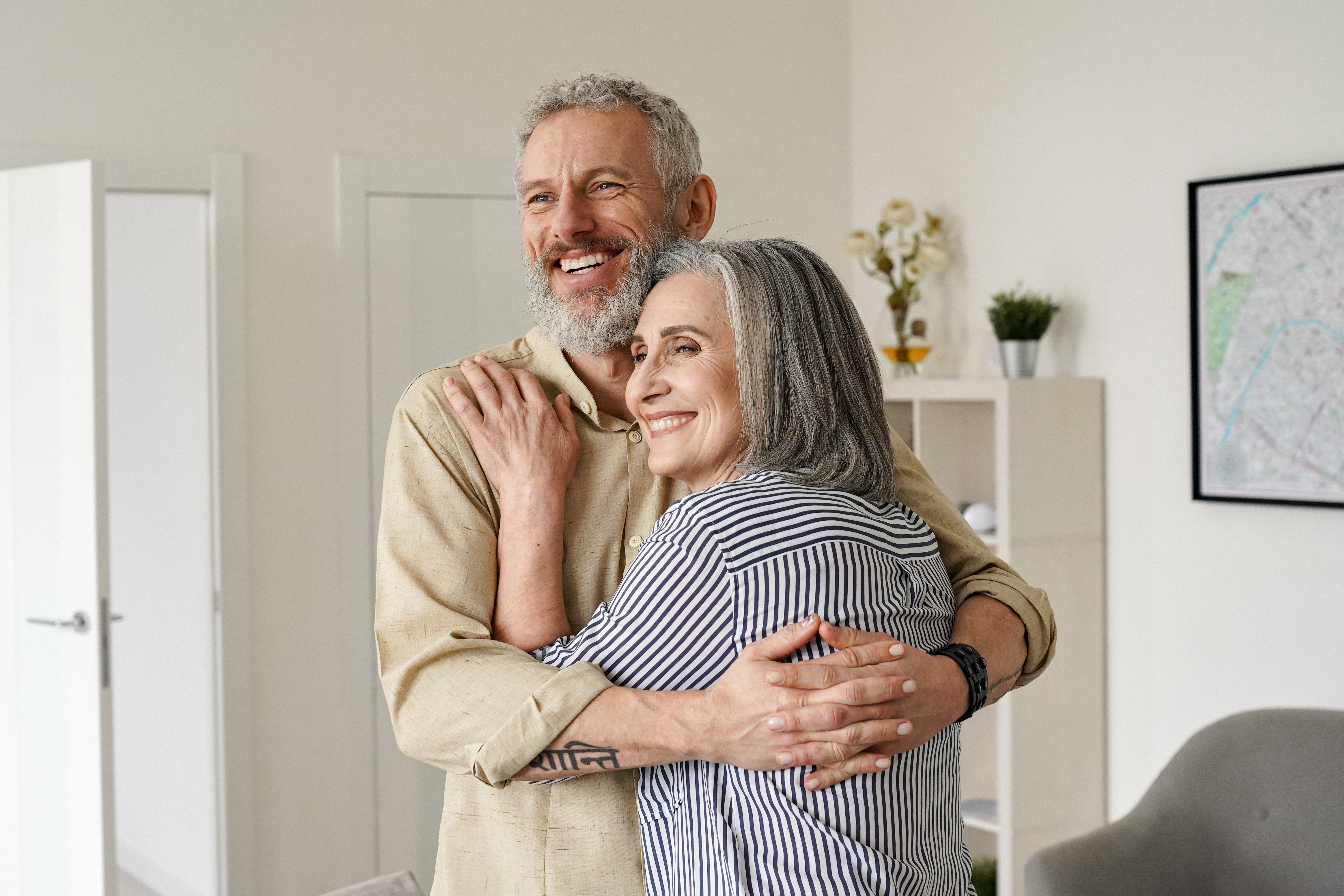 Ein glückliches Seniorenpaar, das sich umarmt | Quelle: Shutterstock