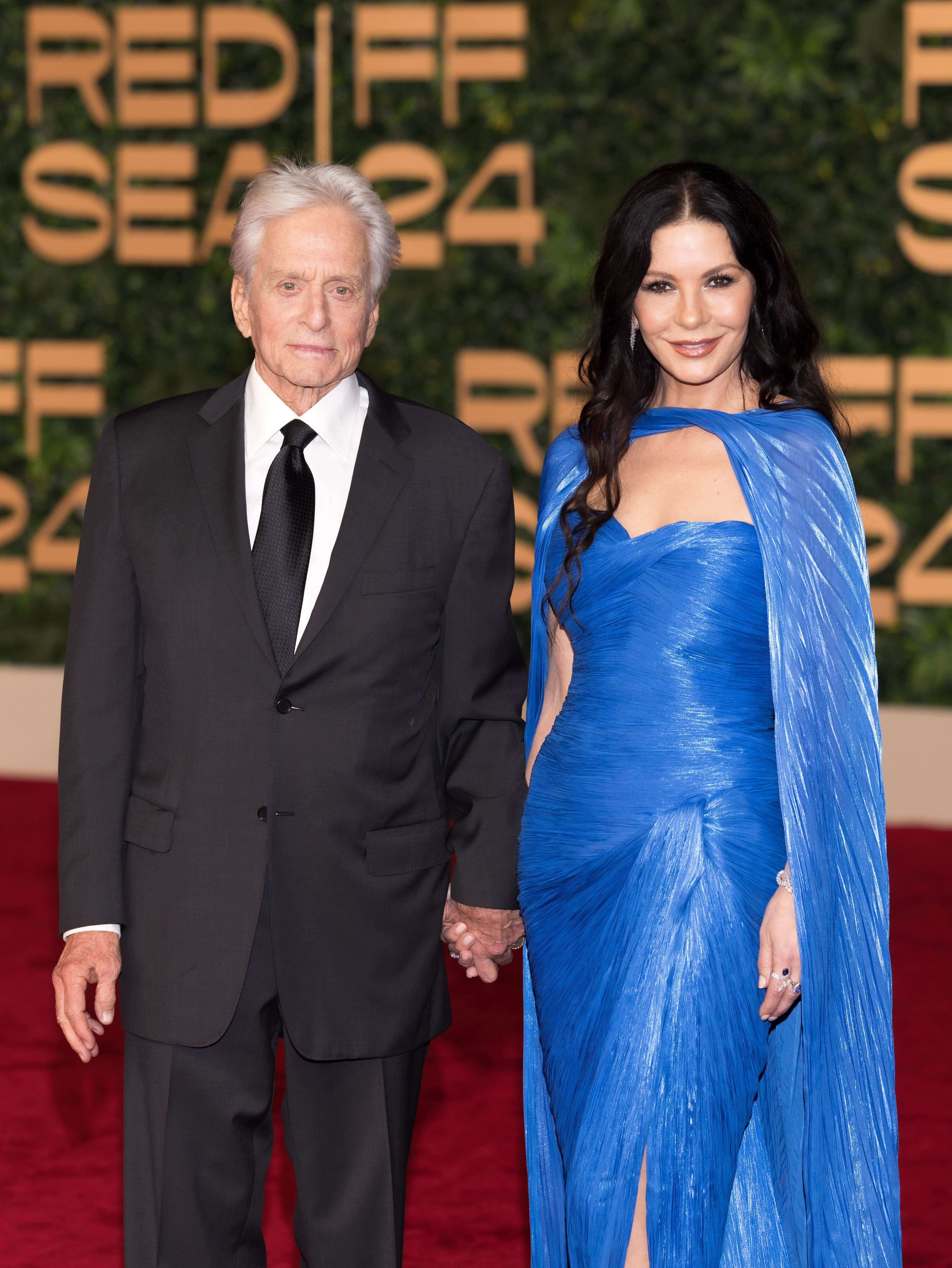 Michael Douglas und Catherine Zeta-Jones bei der Eröffnungsfeier des Red Sea International Film Festival 2024 am 5. Dezember in Saudi-Arabien. | Quelle: Getty Images