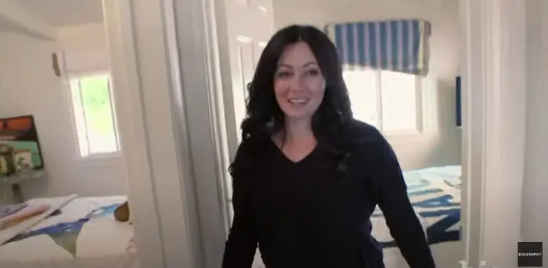 Shannen Doherty auf Wohnungssuche im Jahr 2015. | Quelle: YouTube/Biografie