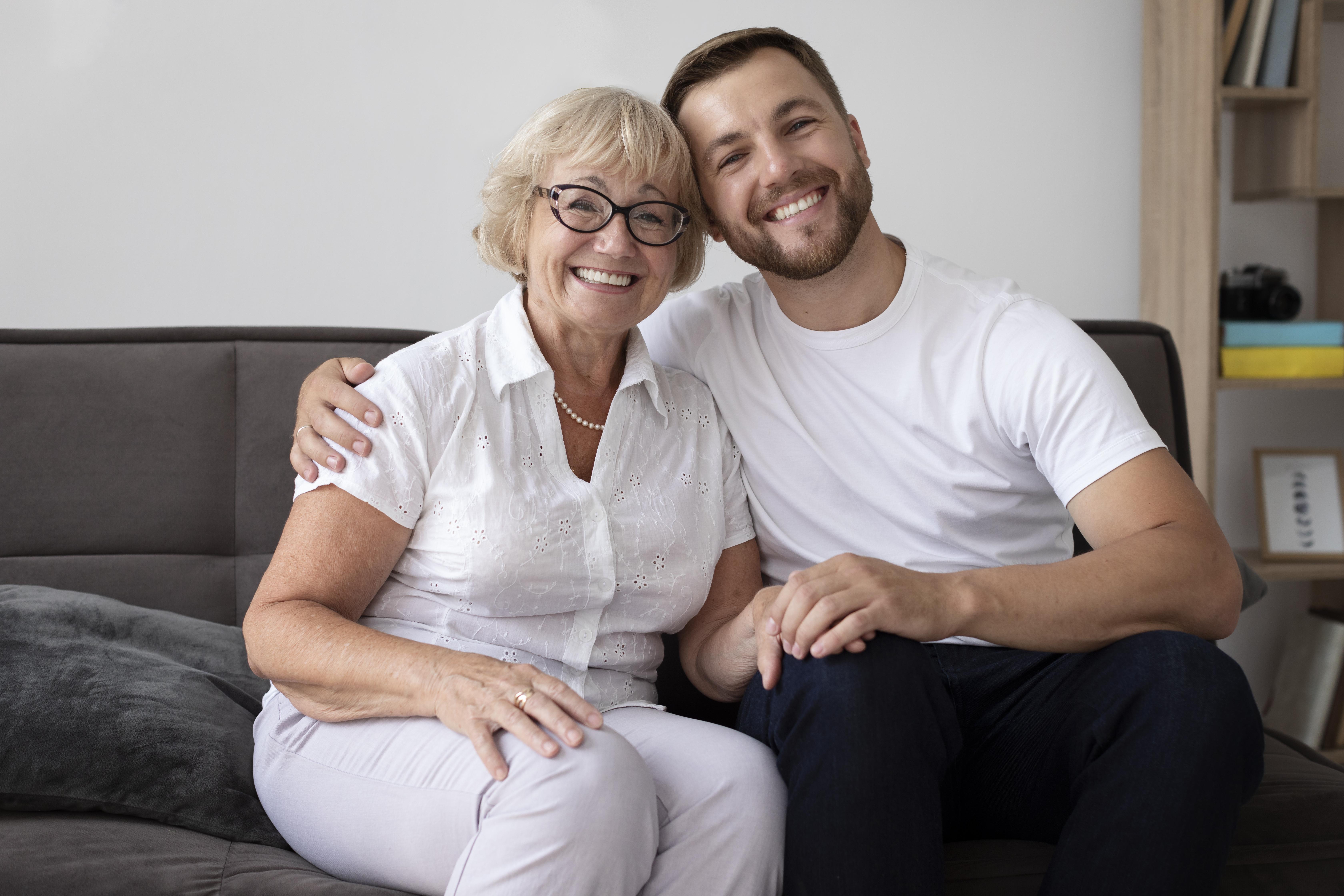 Ein Sohn, der seine Mutter umarmt | Quelle: Freepik