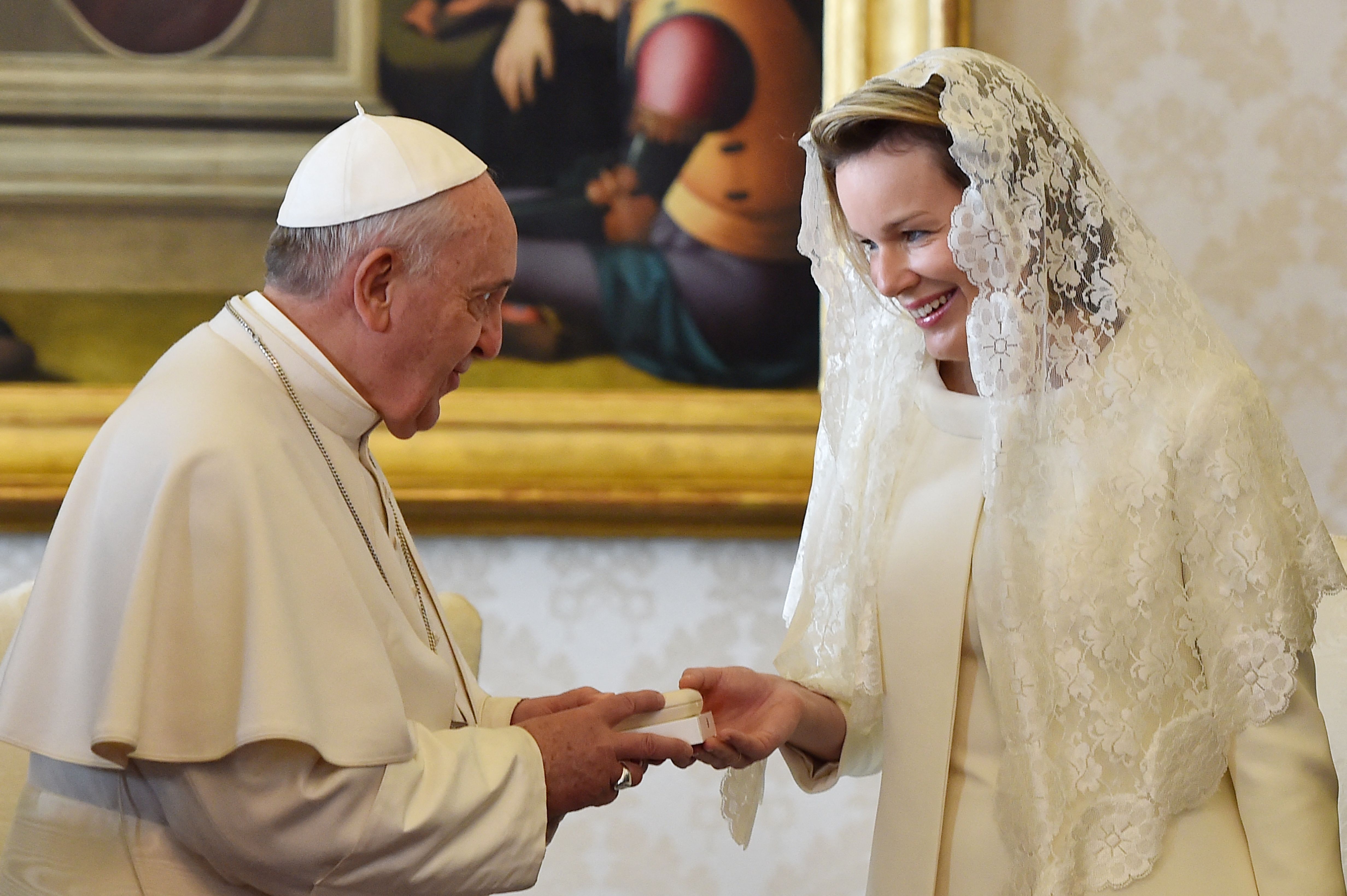 Papst Franziskus überreicht Königin Mathilde von Belgien am 9. März 2015 im Vatikan einen Rosenkranz | Quelle: Getty Images