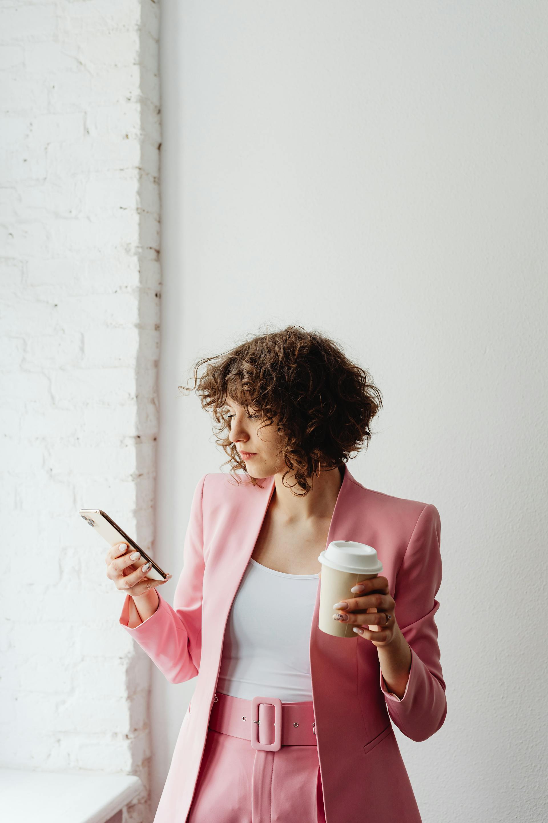 Eine Frau mit einer Einstellung beim Texten | Quelle: Pexels