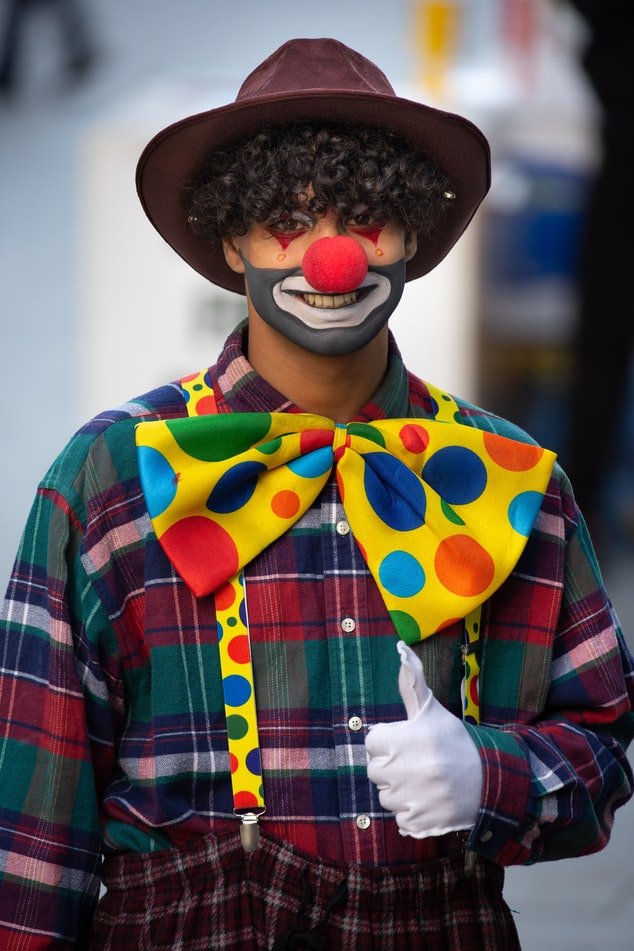 Der Clown auf der Geburtstagsfeier |  Quelle: Unsplash
