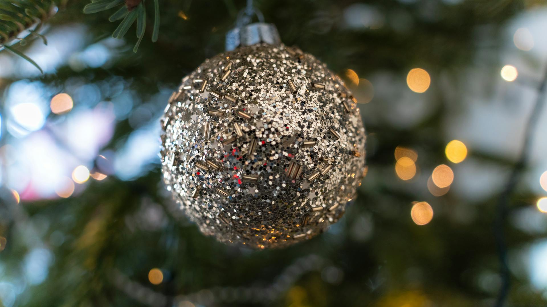 Eine glitzernde Weihnachtskugel | Quelle: Pexels