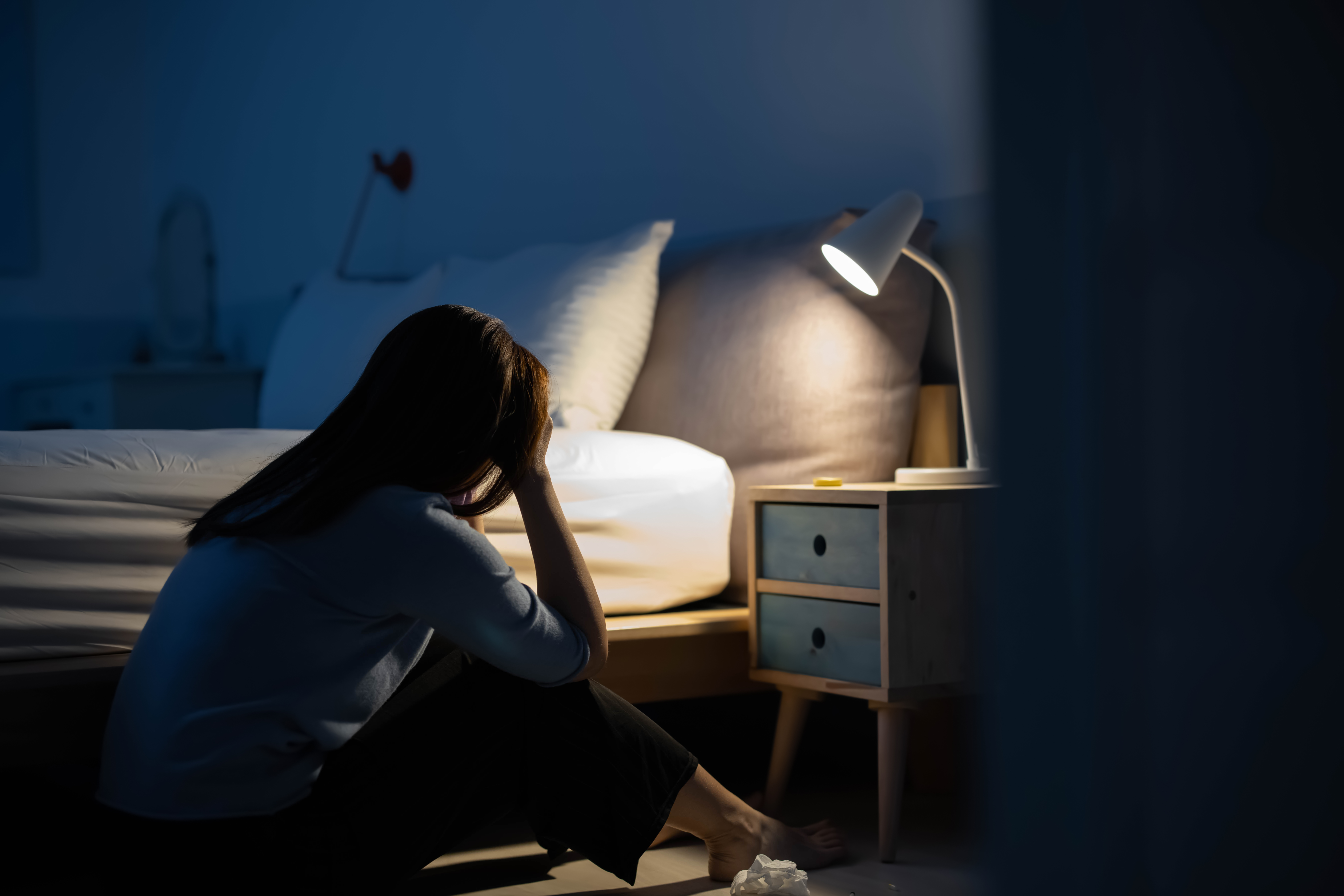 Frau fühlt sich im Schlafzimmer deprimiert | Quelle: Getty Images