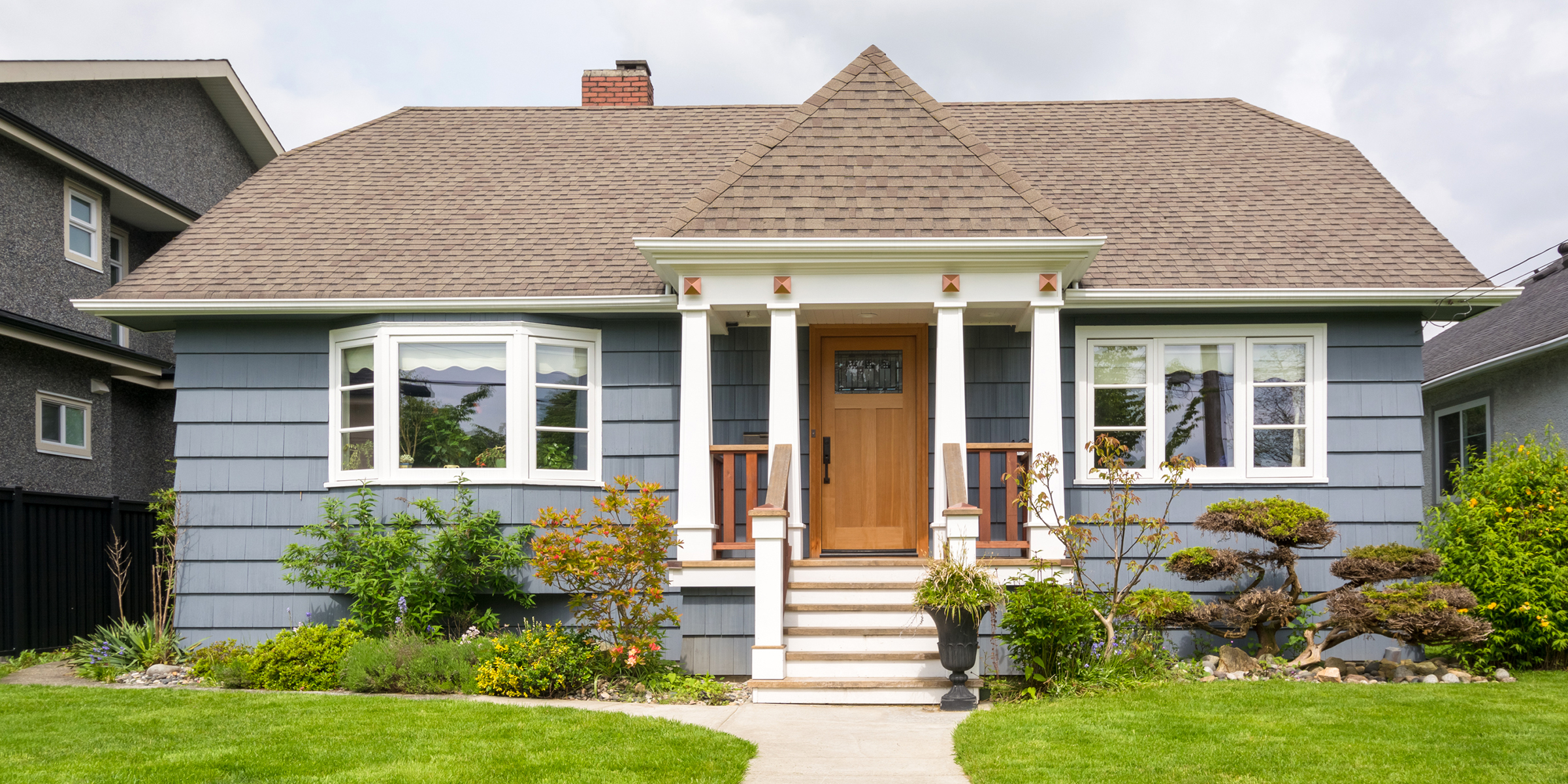 Ein blaues sububrabisches Haus | Quelle: Shutterstock
