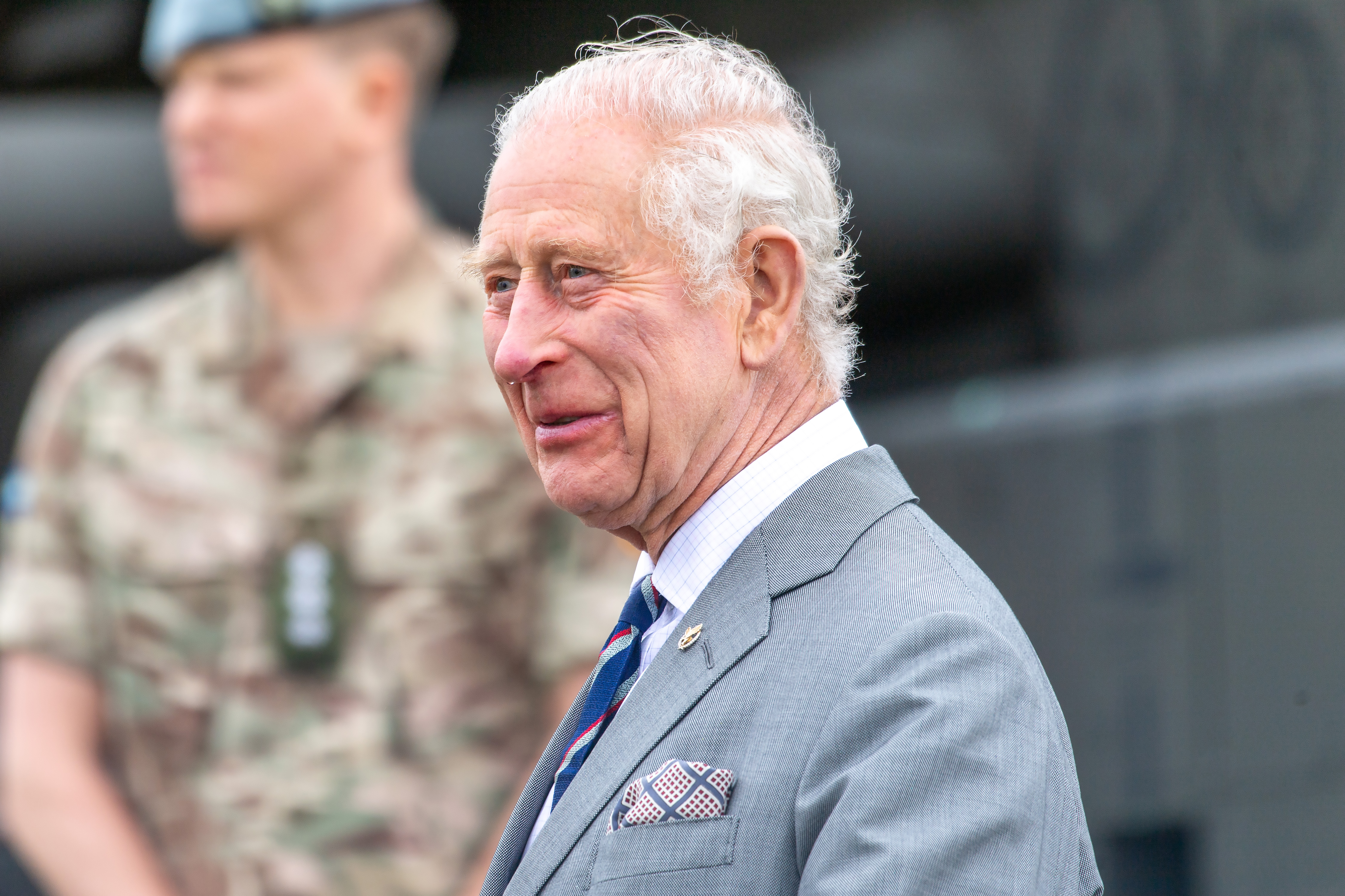 König Charles III. im Army Aviation Centre in Middle Wallop, Stockbridge, Vereinigtes Königreich am 13. Mai 2024. | Quelle: Getty Images