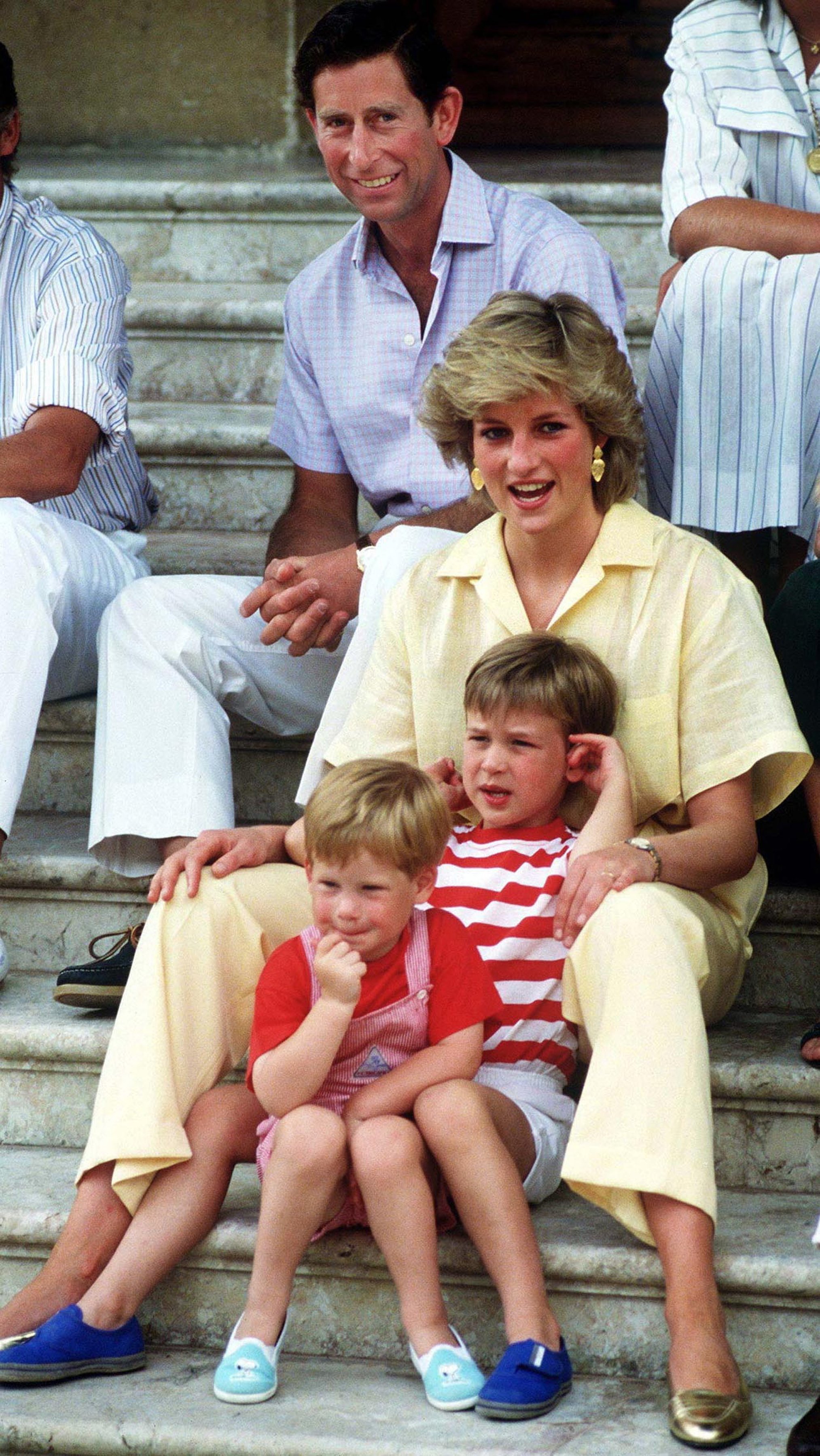 Prinzessin Diana und Prinz Charles in Spanien mit Prinz Harry und Prinz William im Jahr 1987. | Quelle: Getty Images