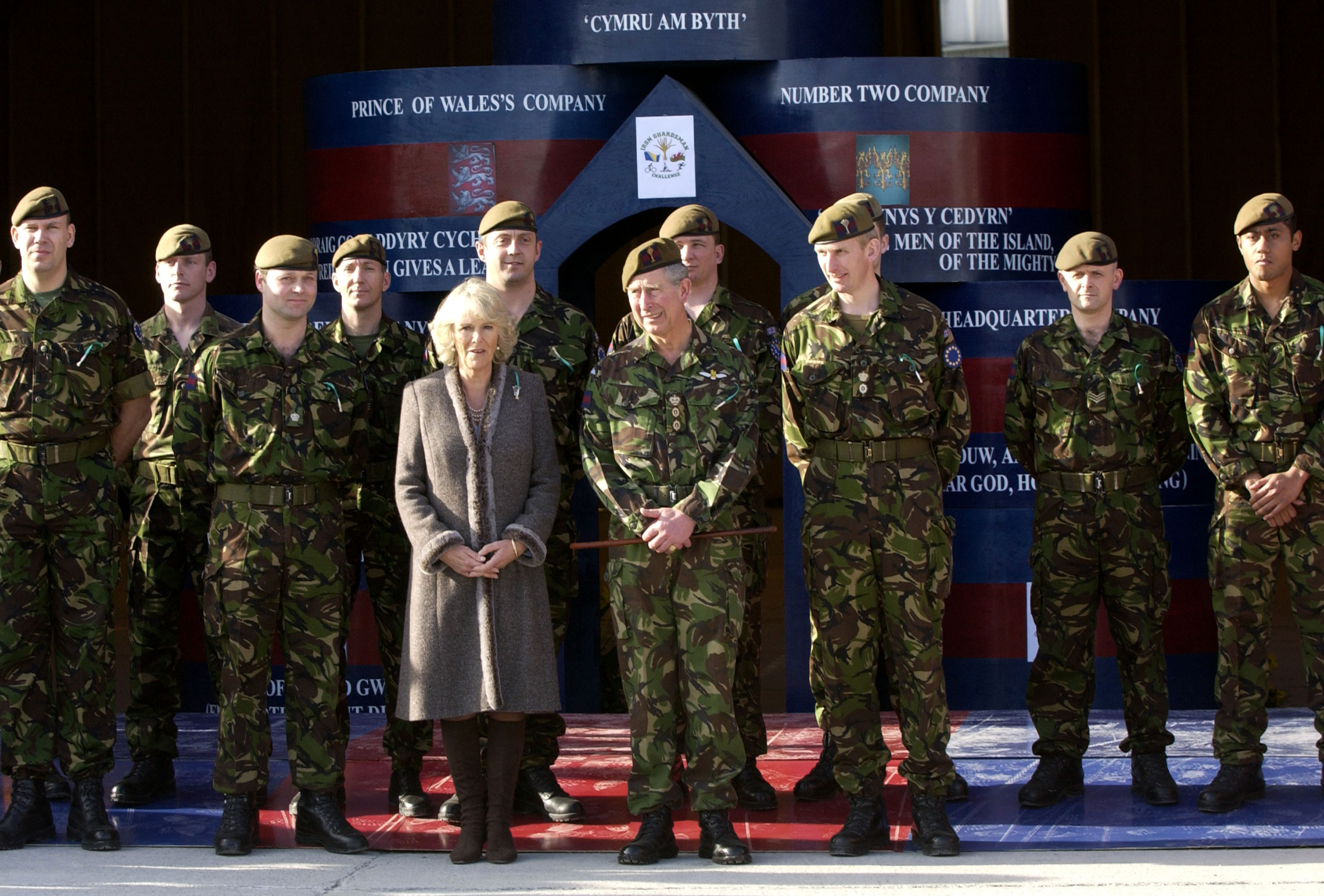 Königin Camilla und König Charles III. besuchen Mitglieder des 1st Battalion Welsh Guards, die am 1. März 2007 in Banja Luka, Bosnien, im Einsatz sind: Getty Images