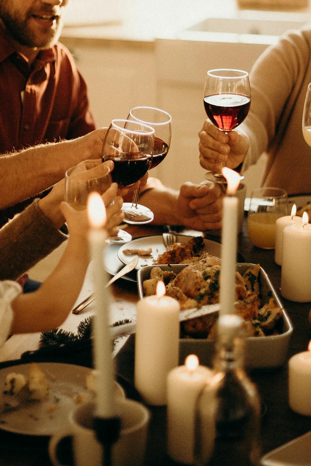 Familie stößt bei einem Abendessen an | Quelle: Pexels