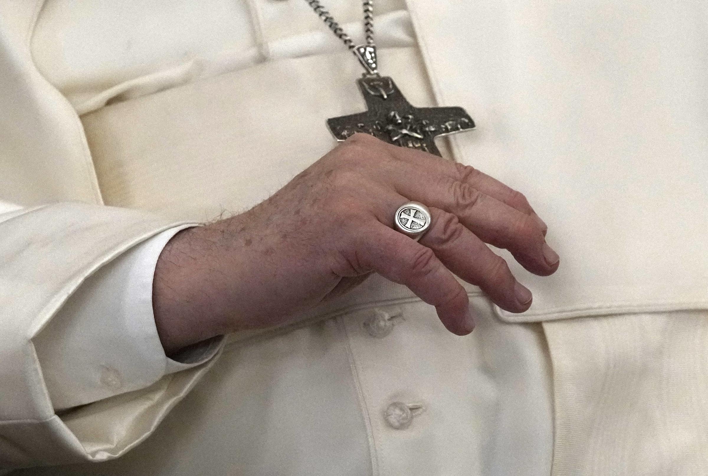 Der Ring von Papst Franziskus ist zu sehen, als er während seiner Begrüßungszeremonie im Präsidentenpalast in Nikosia am 2. Dezember 2021 sitzt. | Quelle: Getty Images