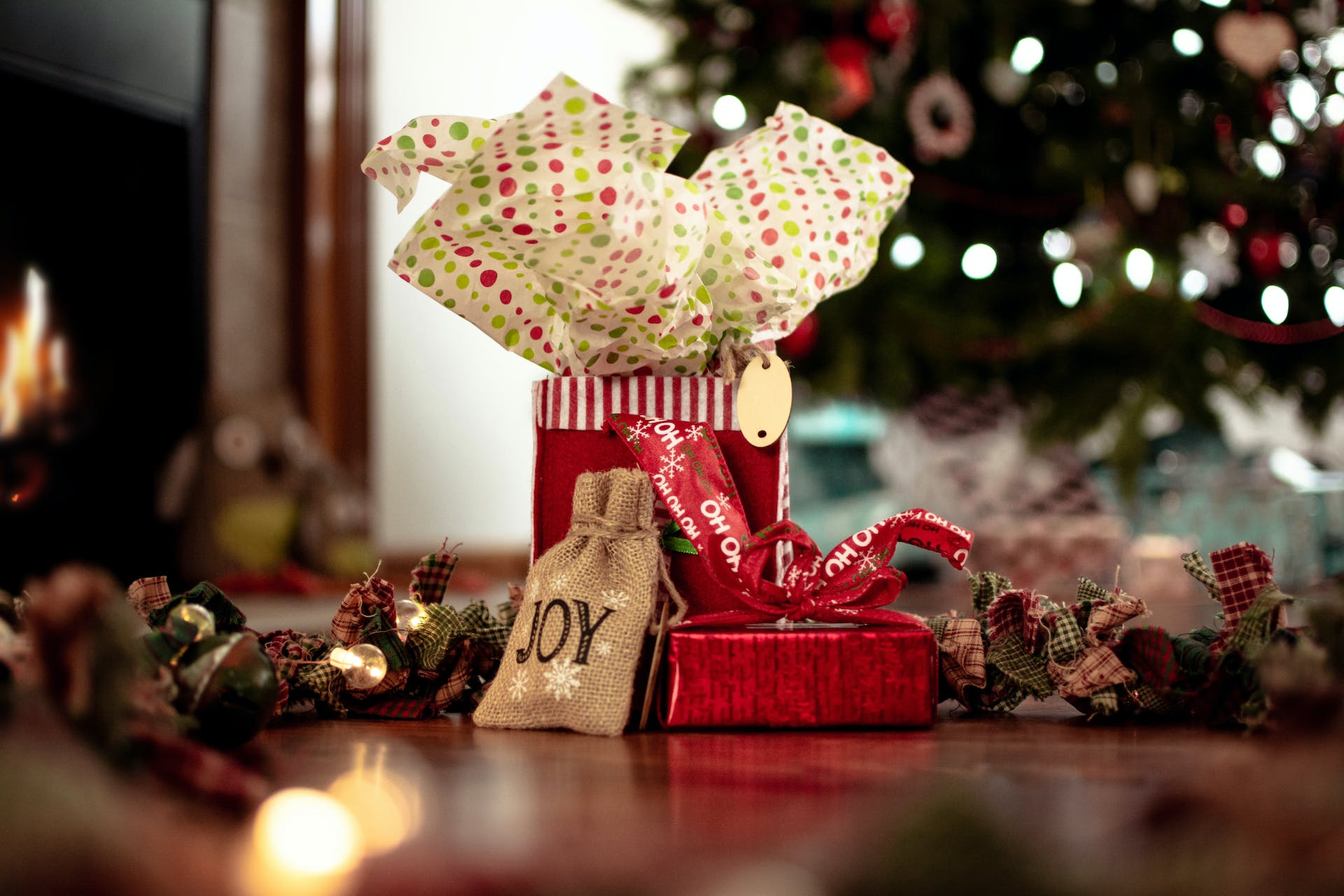 Übereinander gestapelte Weihnachtsgeschenke | Quelle: Pexels