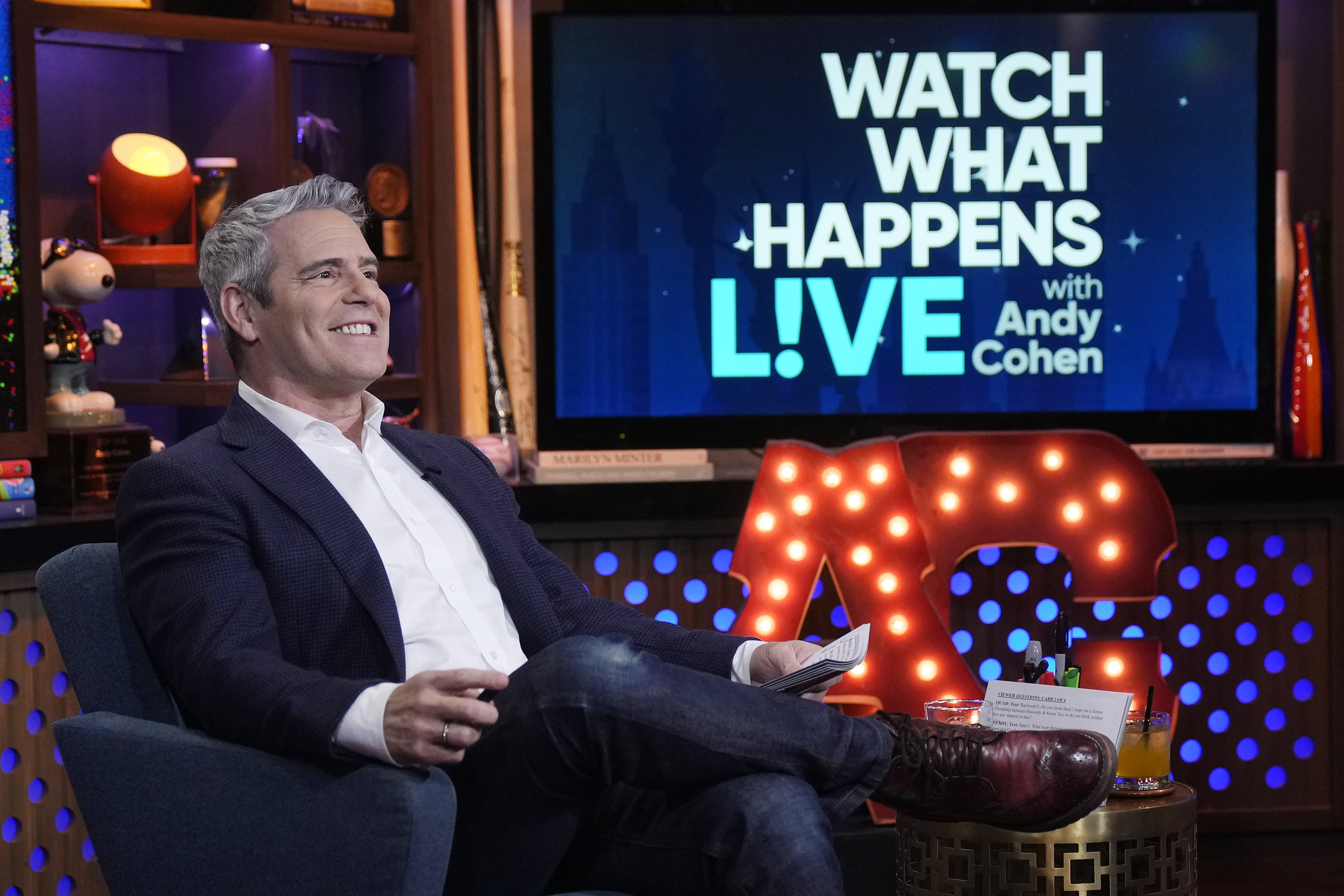 Andy Cohen in einer Folge von Staffel 21 von "Watch What Happens Live with Andy Cohen" im Jahr 2024. | Quelle: Getty Images
