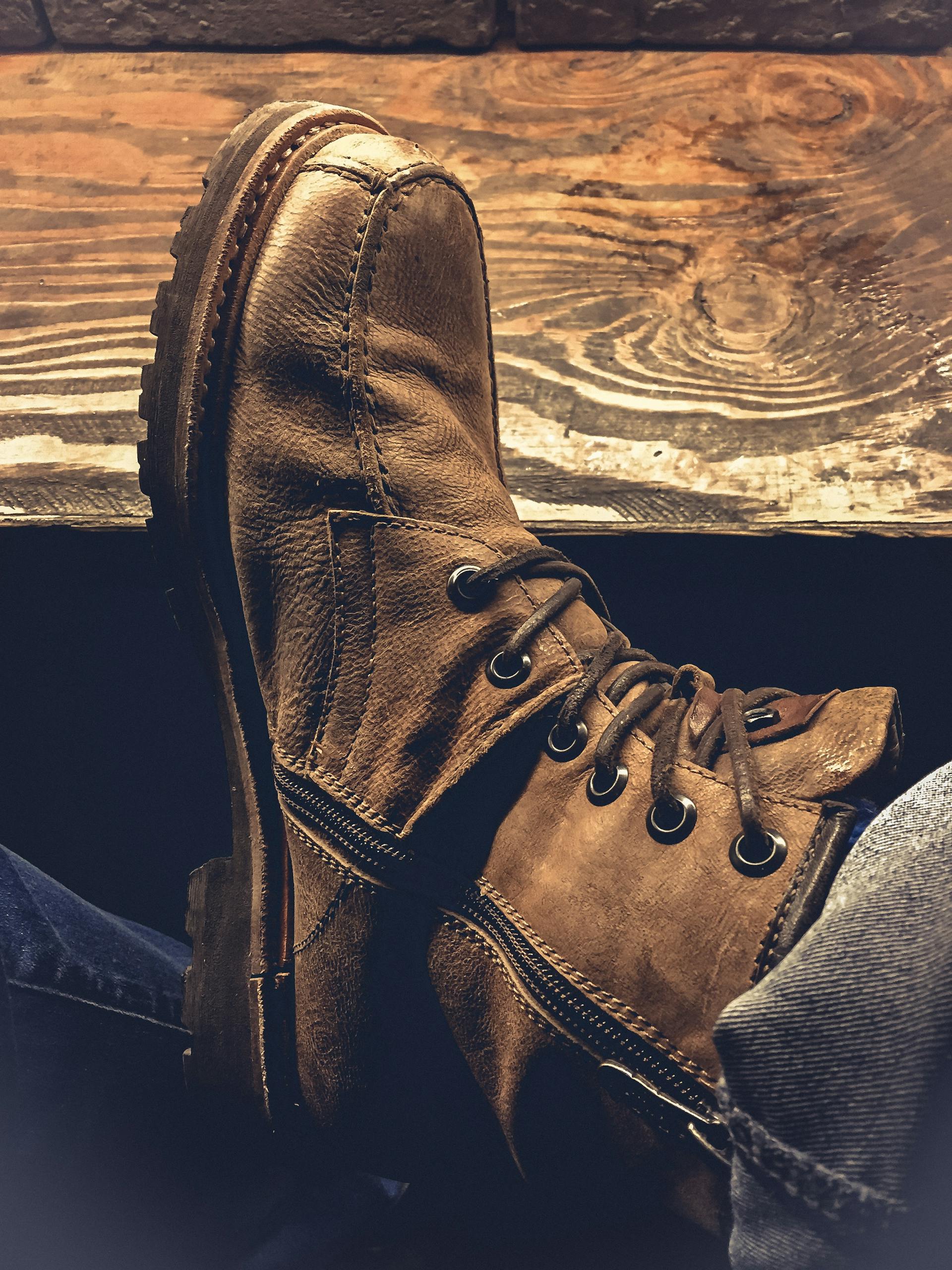 Eine Person, die Stiefel trägt | Quelle: Pexels