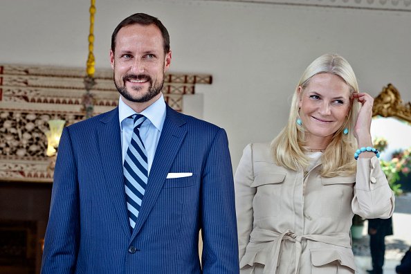Haakon von Norwegen und Mette-Marit von Norwegen bei einem Besuch in Indonesien im November 2012. | Quelle: Getty Images