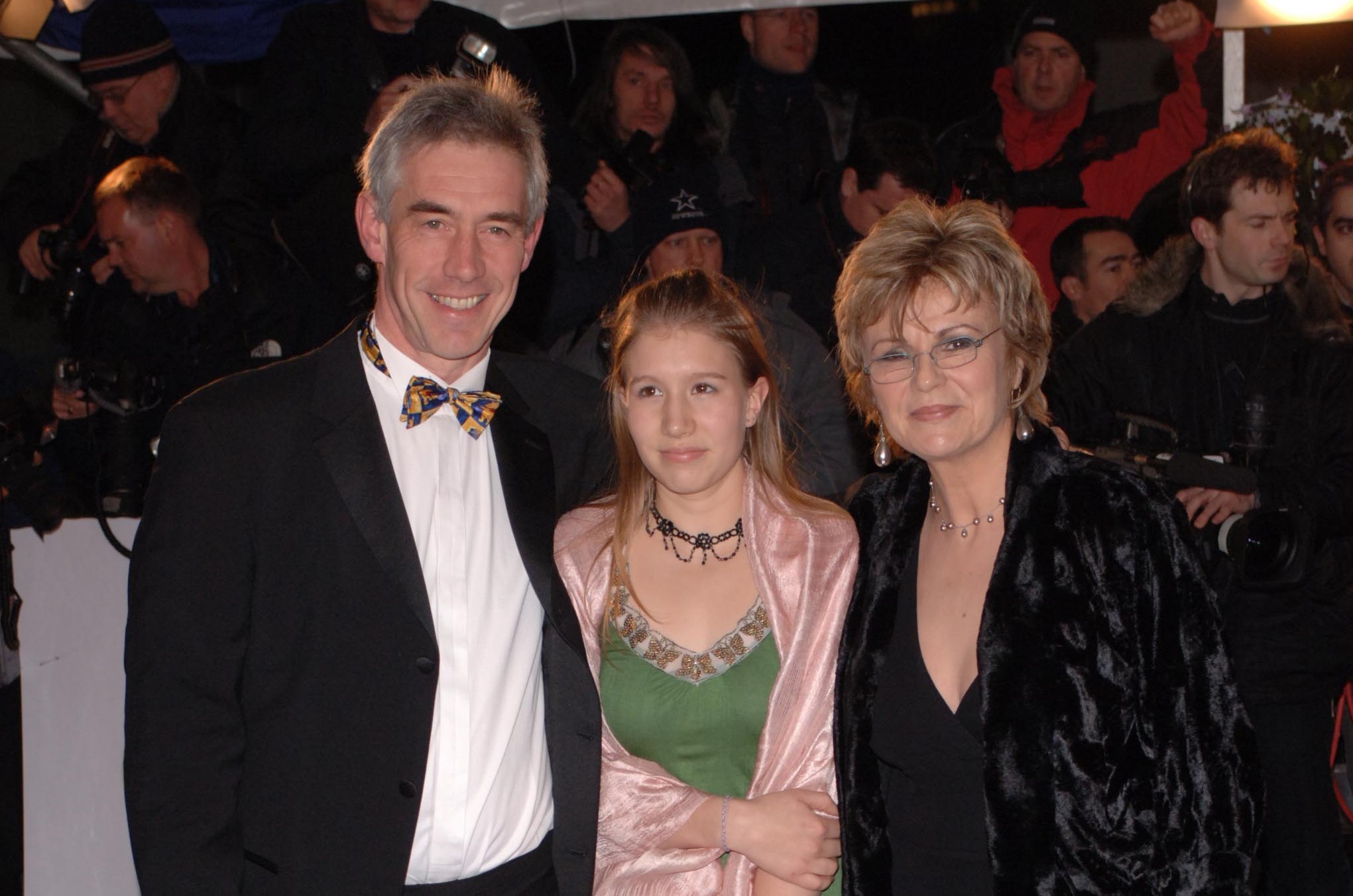 Julie Walters, Ehemann Grant Roffey und Tochter Massie bei den Bristish Comedy Awards im Jahr 2005. | Quelle: Getty Images